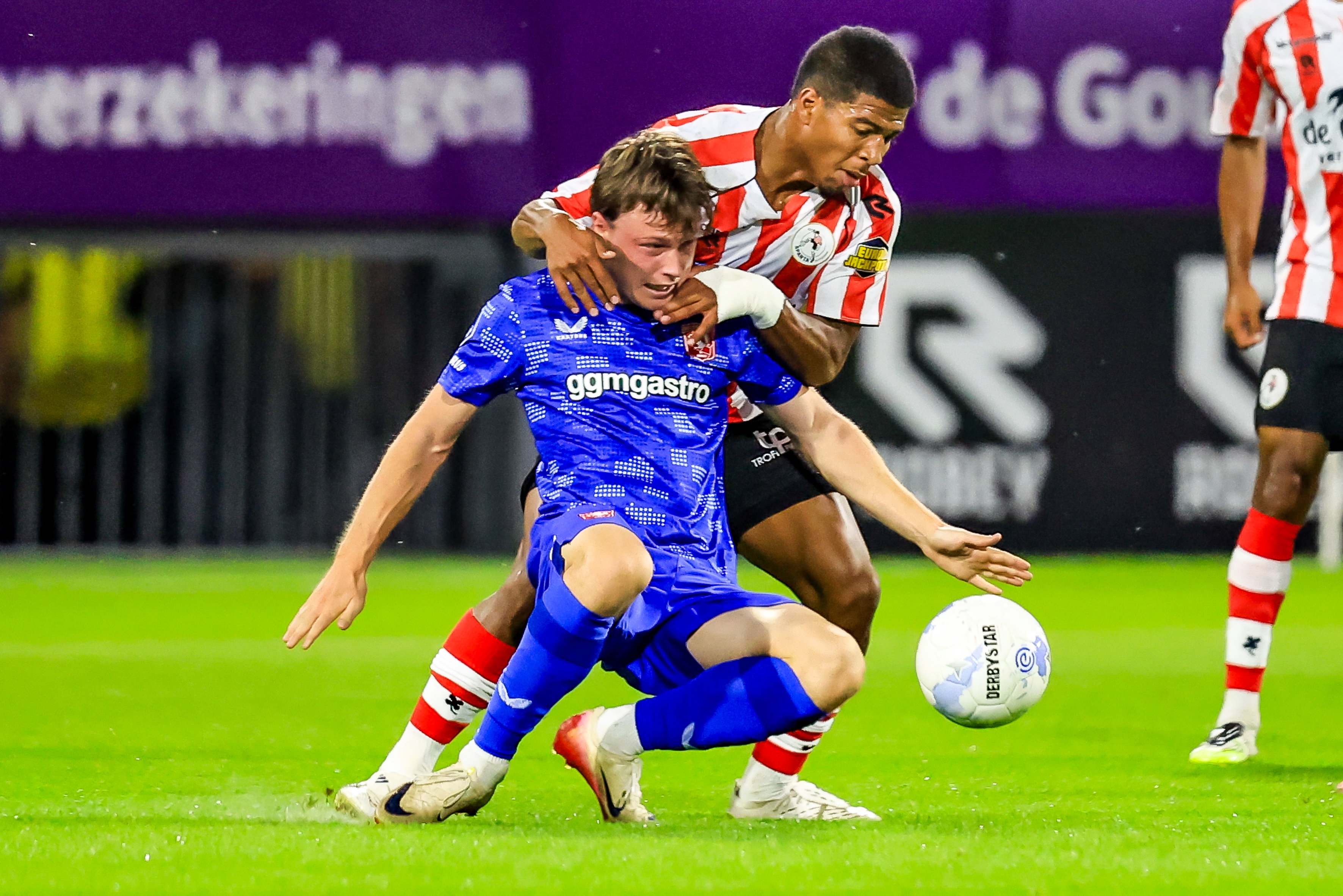 Patrick van Aanholt heeft zijn handen vol aan Sondre Ørjasæter