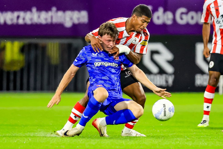 Patrick van Aanholt heeft zijn handen vol aan Sondre Ørjasæter