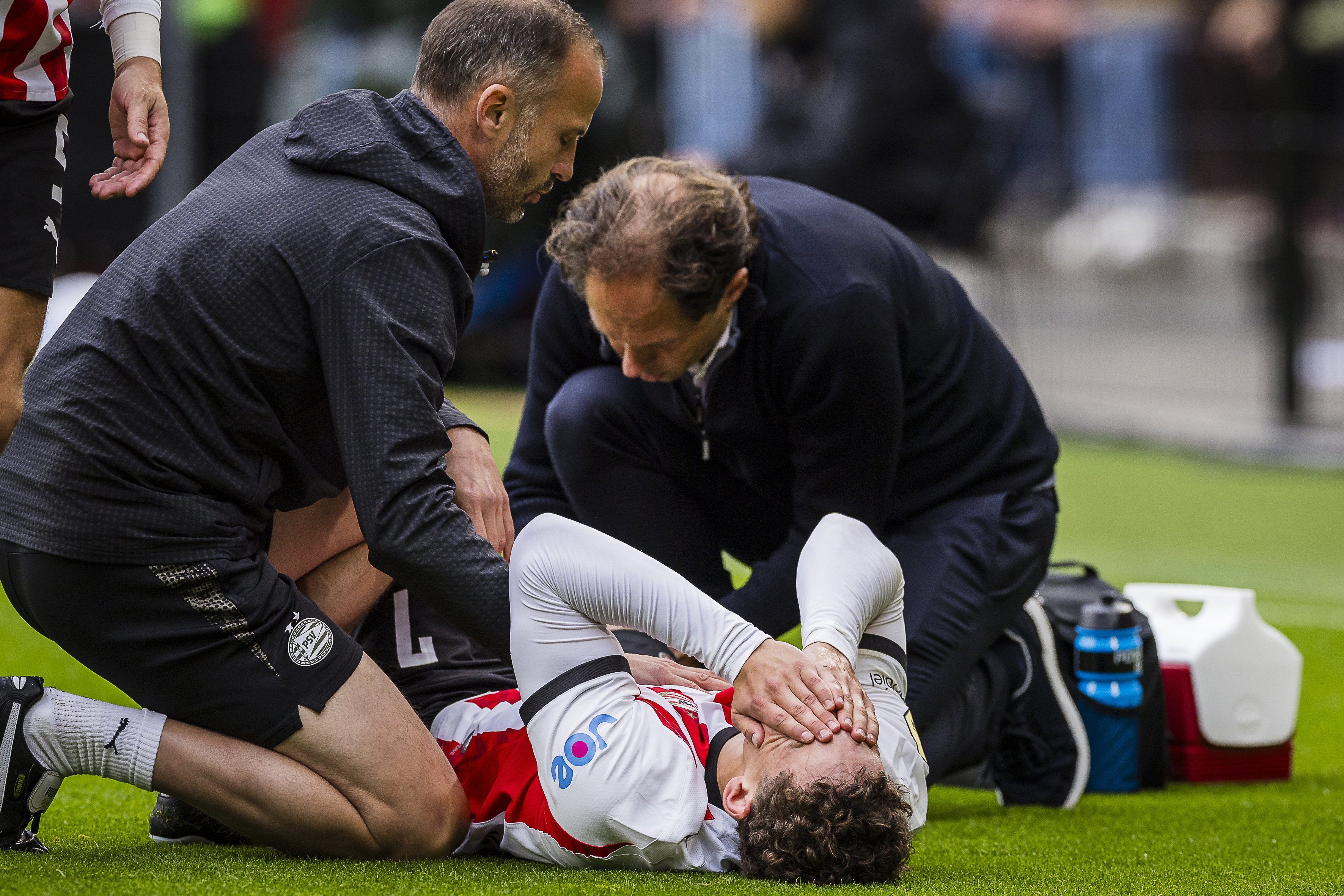 Ruben van Bommel slaat de handen voor zijn ogen: zijn seizoen is in september al voorbij