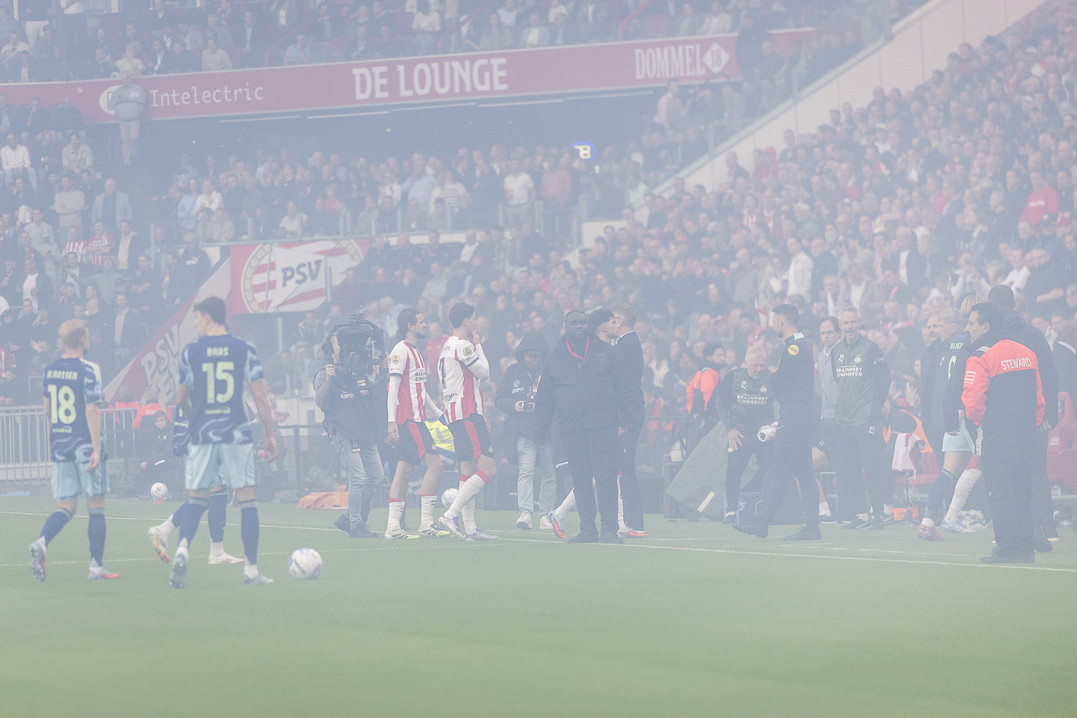 Aftrap PSV - Ajax uitgesteld vanwege vuurwerk op het veld