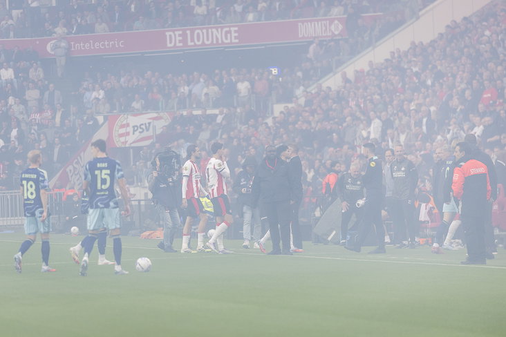 Aftrap PSV - Ajax uitgesteld vanwege vuurwerk op het veld