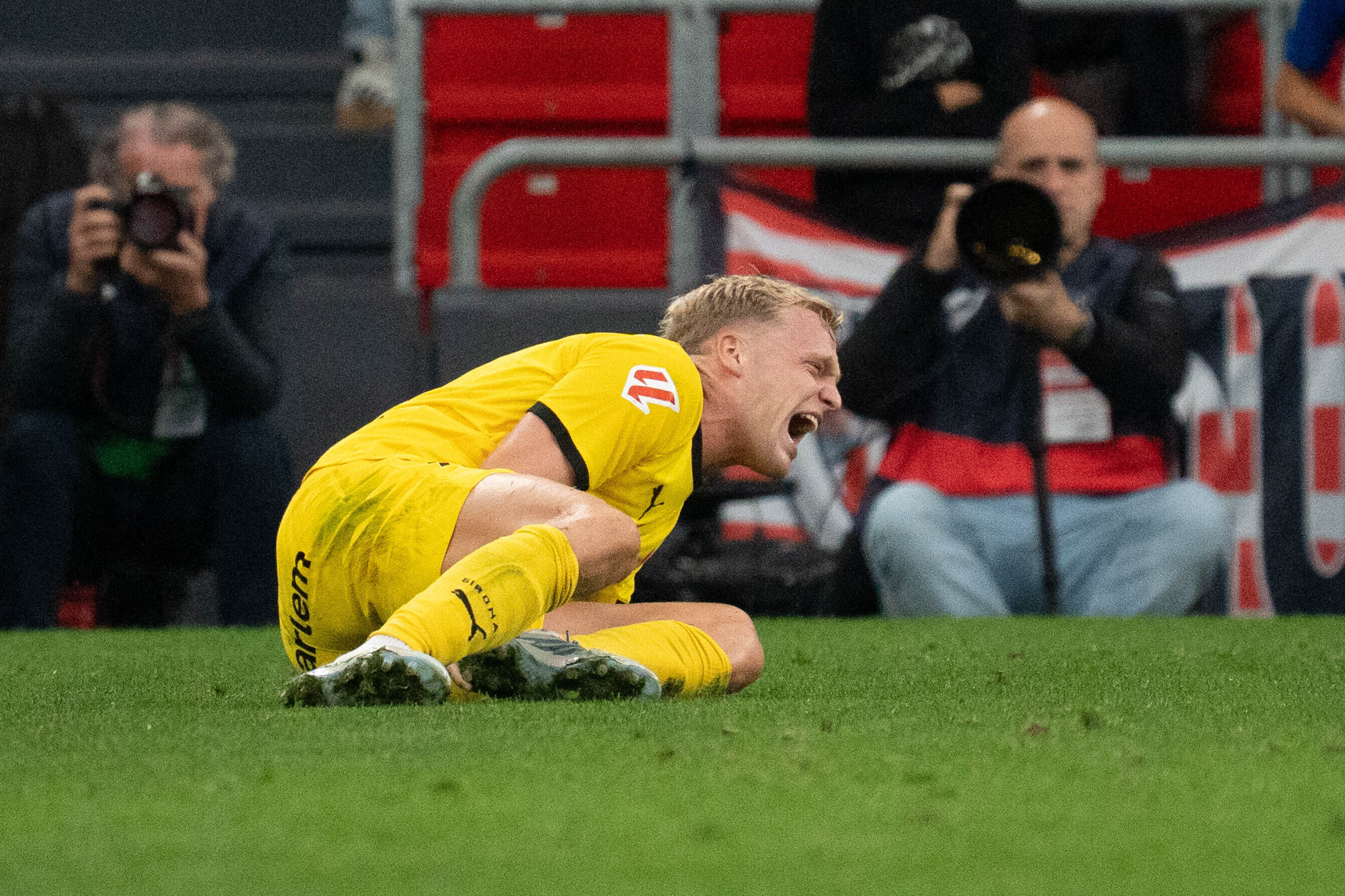 Donny van de Beek raakt geblesseerd bij Girona