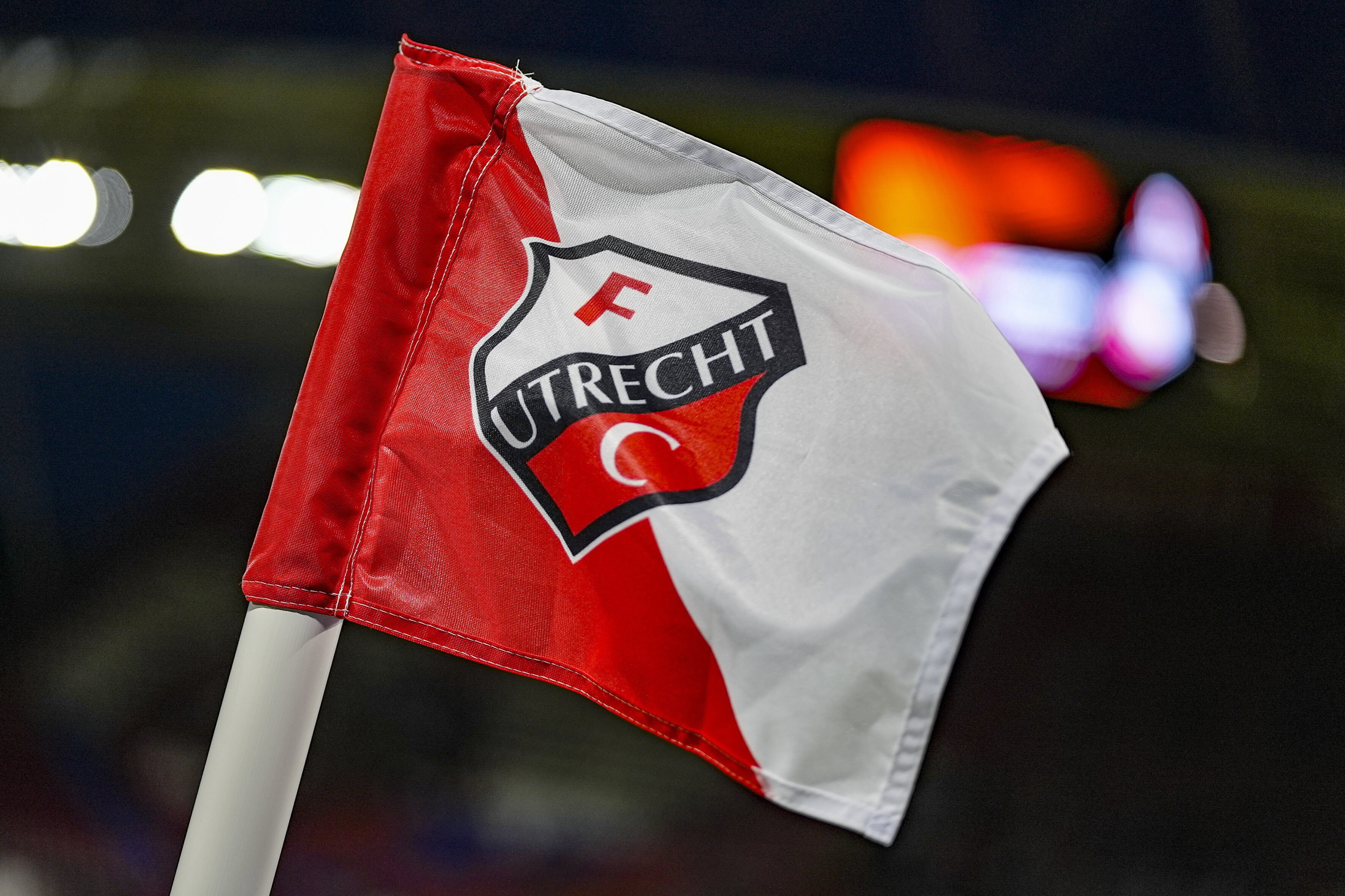 Het logo van FC Utrecht op een cornervlag