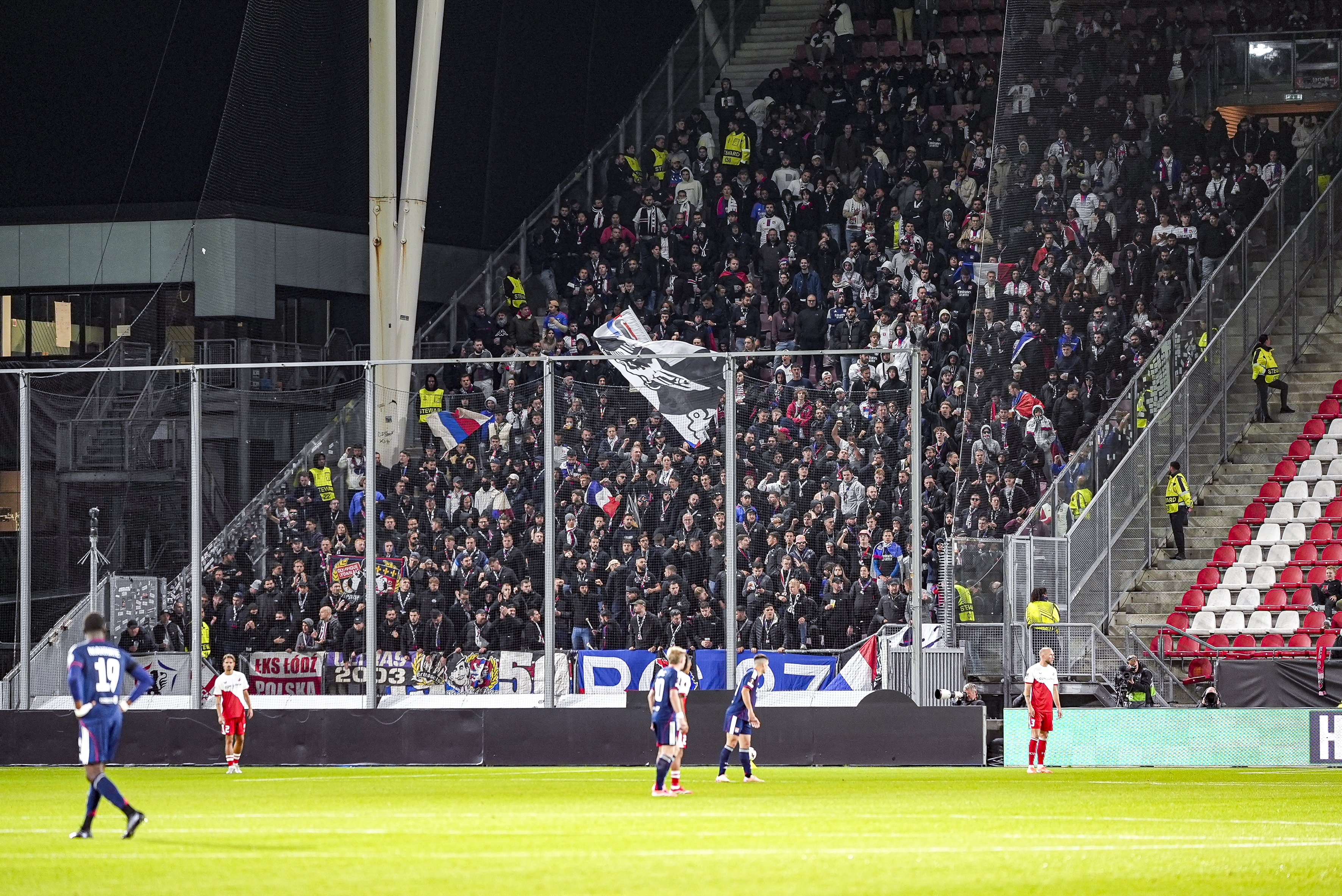 Olympique Lyon-supporters in het uitvak van de Galgenwaard