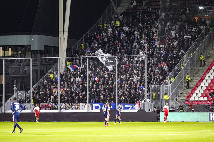 Olympique Lyon-supporters in het uitvak van de Galgenwaard