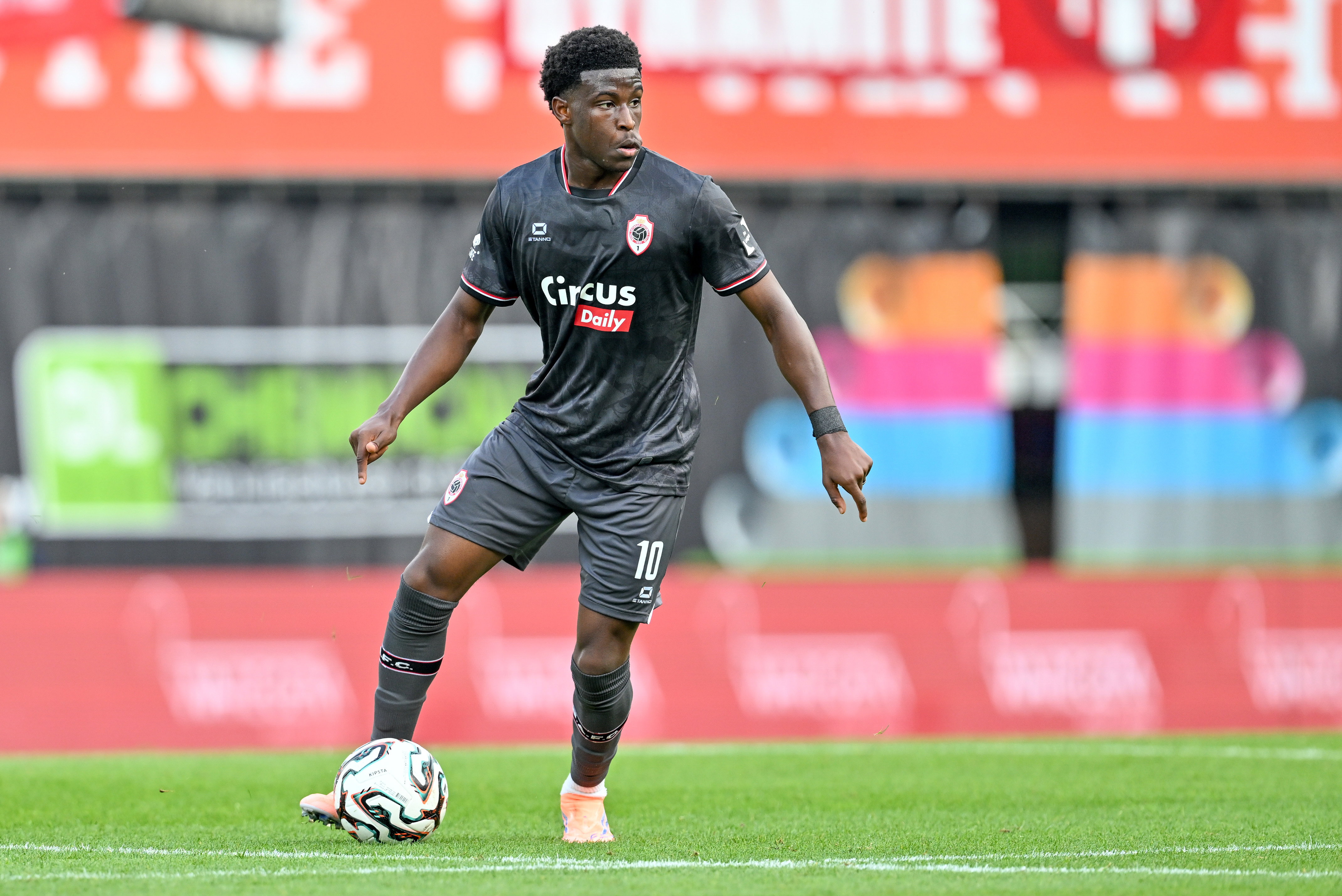 Isaac Babadi in actie voor Royal Antwerp