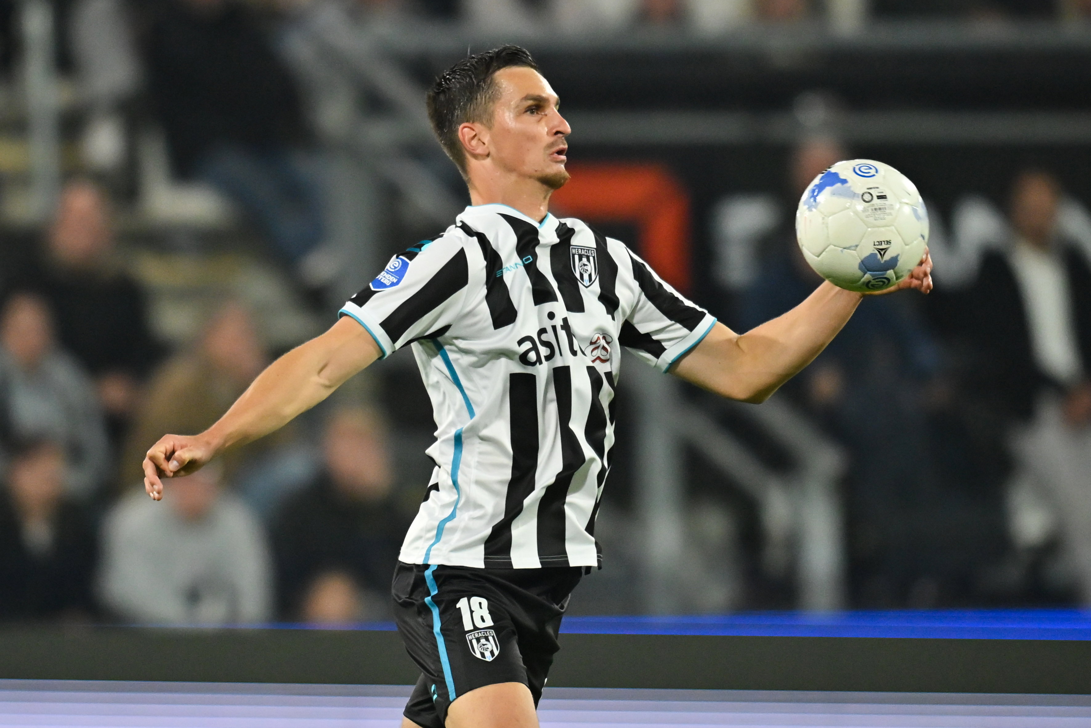 Alec Van Hoorenbeeck namens Heracles Almelo