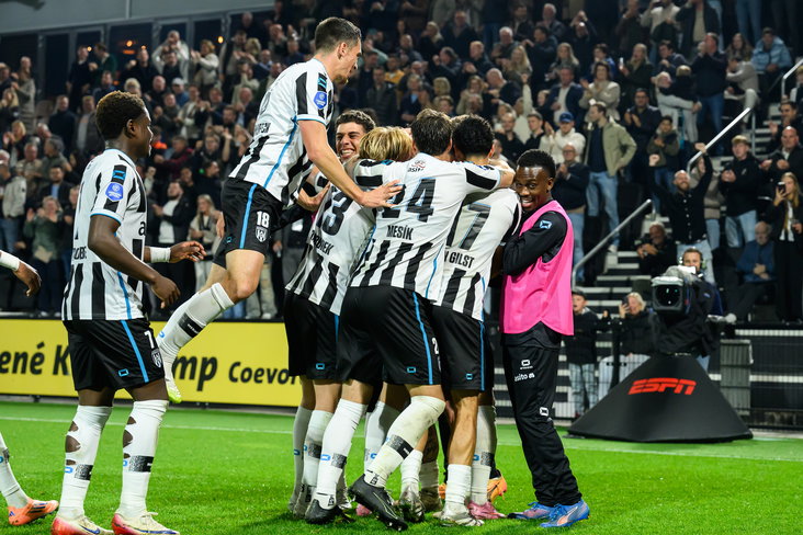 Heracles Almelo juicht na een goal tegen Sparta Rotterdam