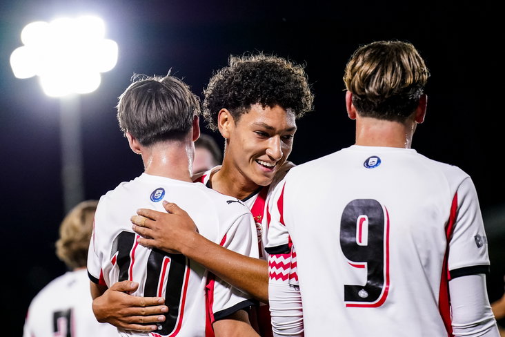 Fabian Merién viert een treffer met Jong PSV