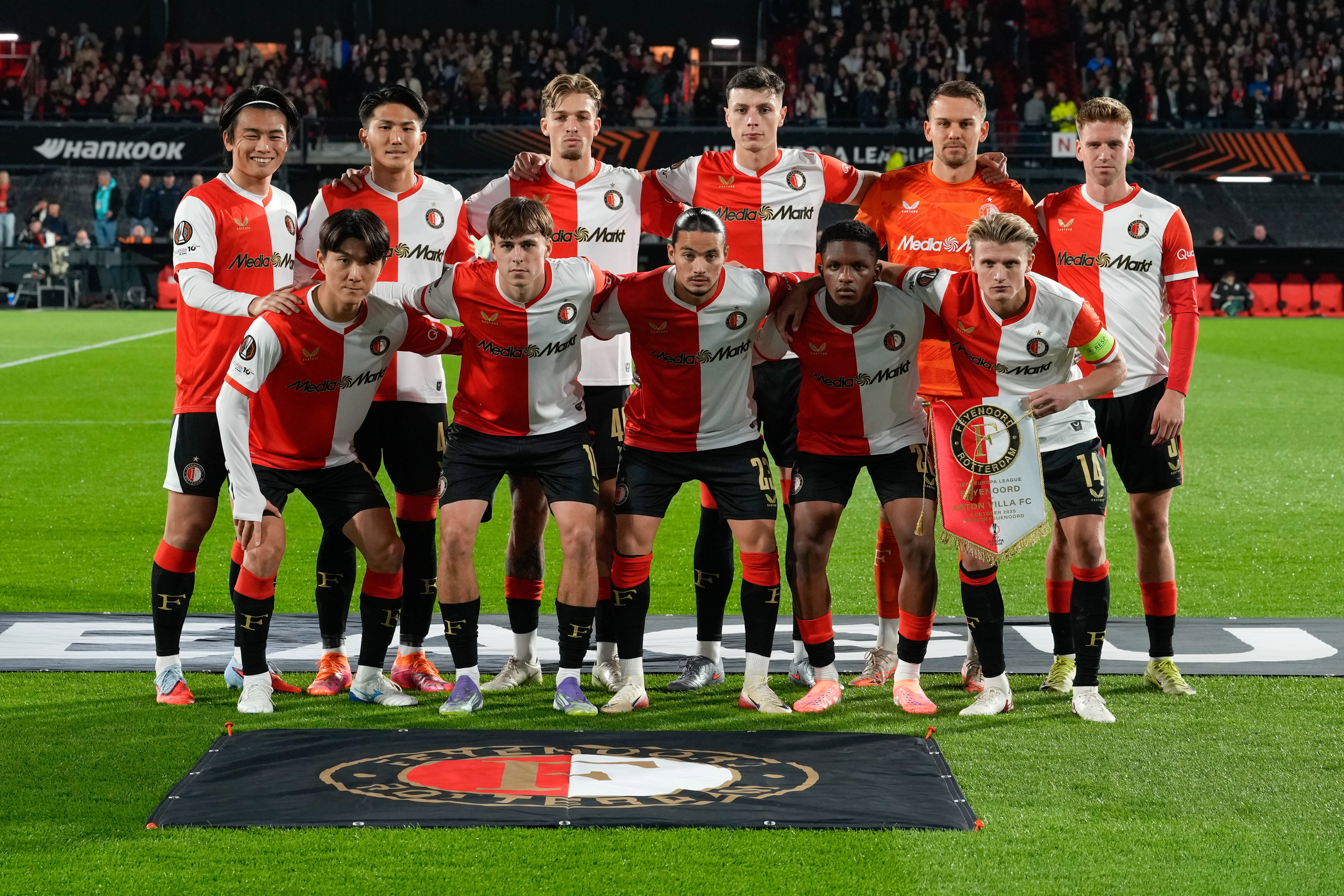 Het elftal van Feyenoord voor de Europa League-wedstrijd tegen Aston Villa