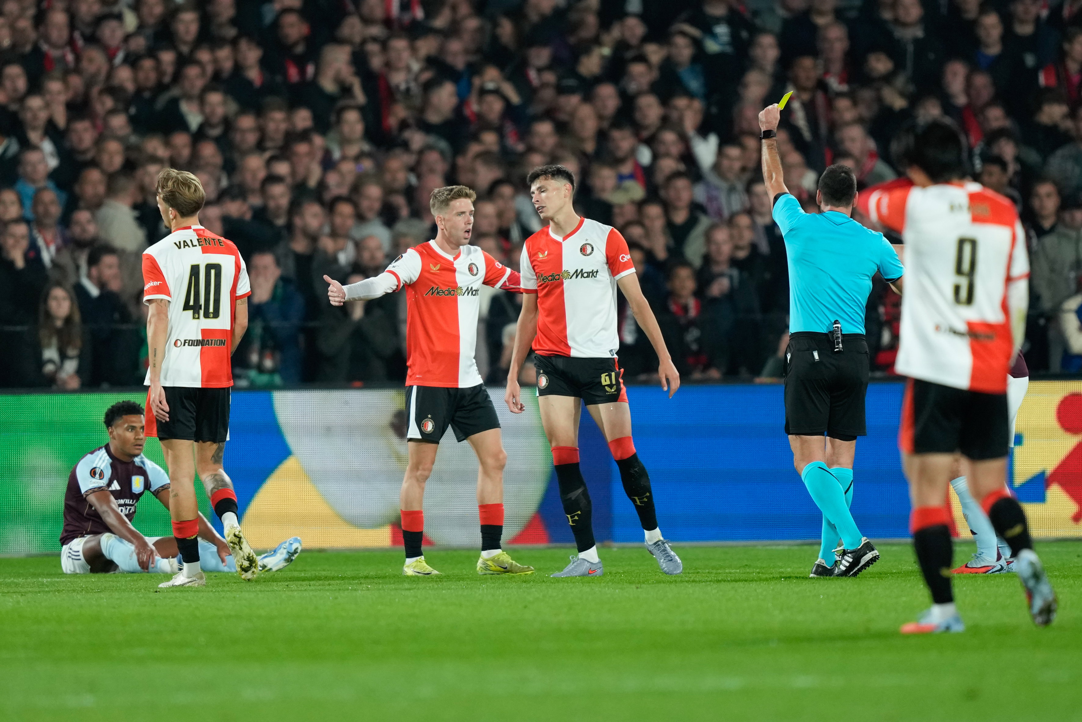 Anel Ahmedhodzic krijgt geel