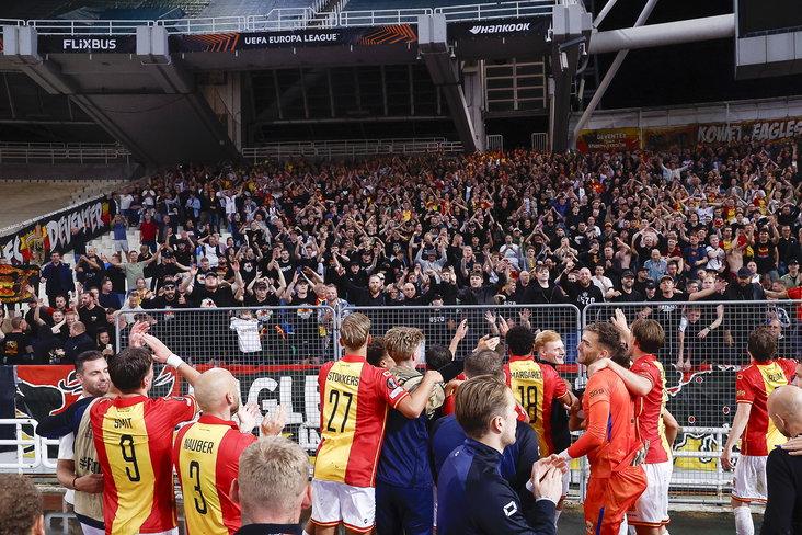 De spelers van Go Ahead Eagles vieren feest bij de fans in Athene