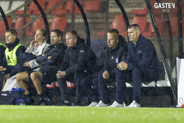 De bank van De Graafschap met tweede van rechts Thomas Duivenboorden