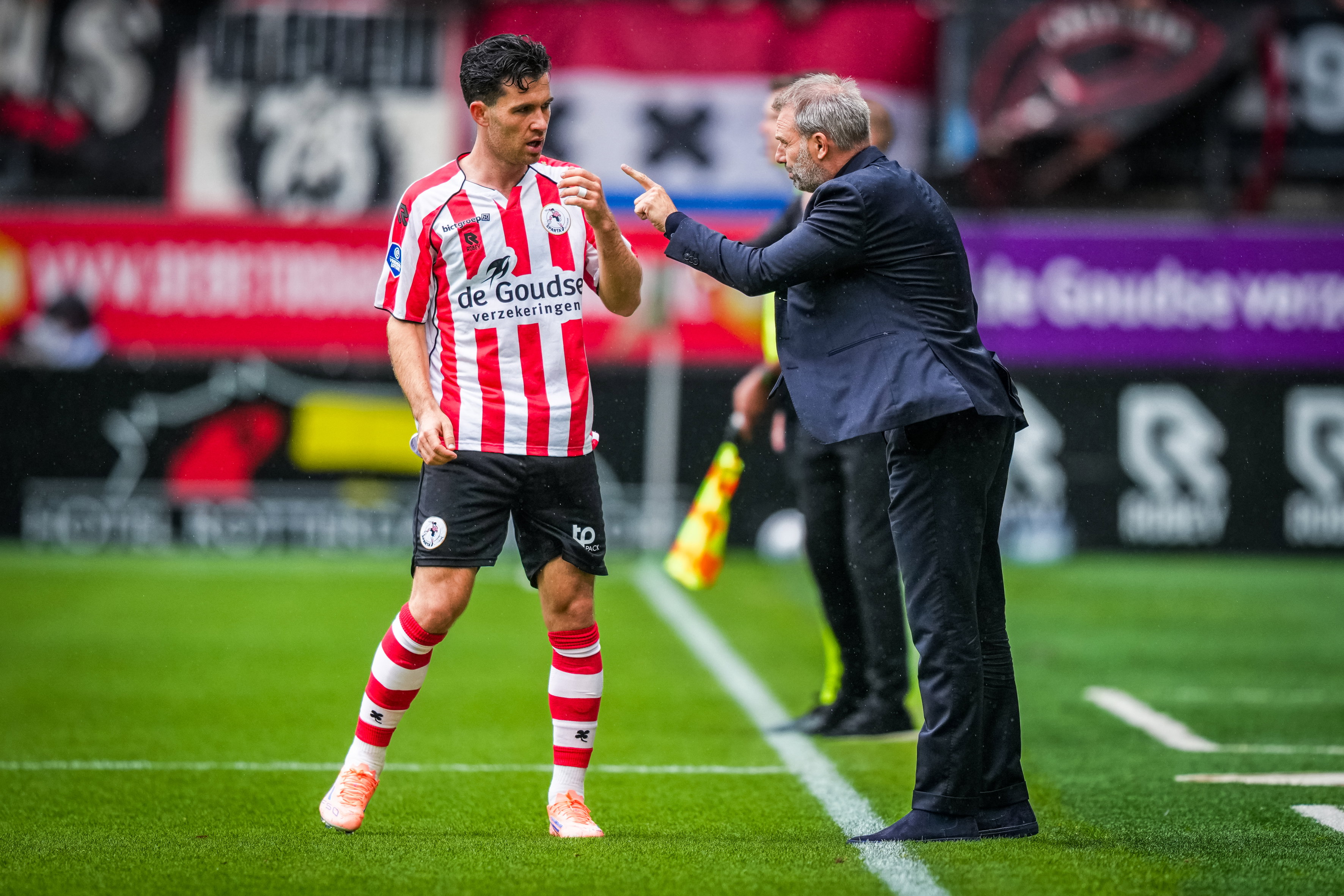 Pelle Clement krijgt instructies van Maurice Steijn