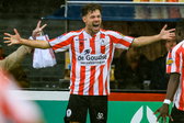 Mitchell van Bergen viert zijn treffer tegen Ajax