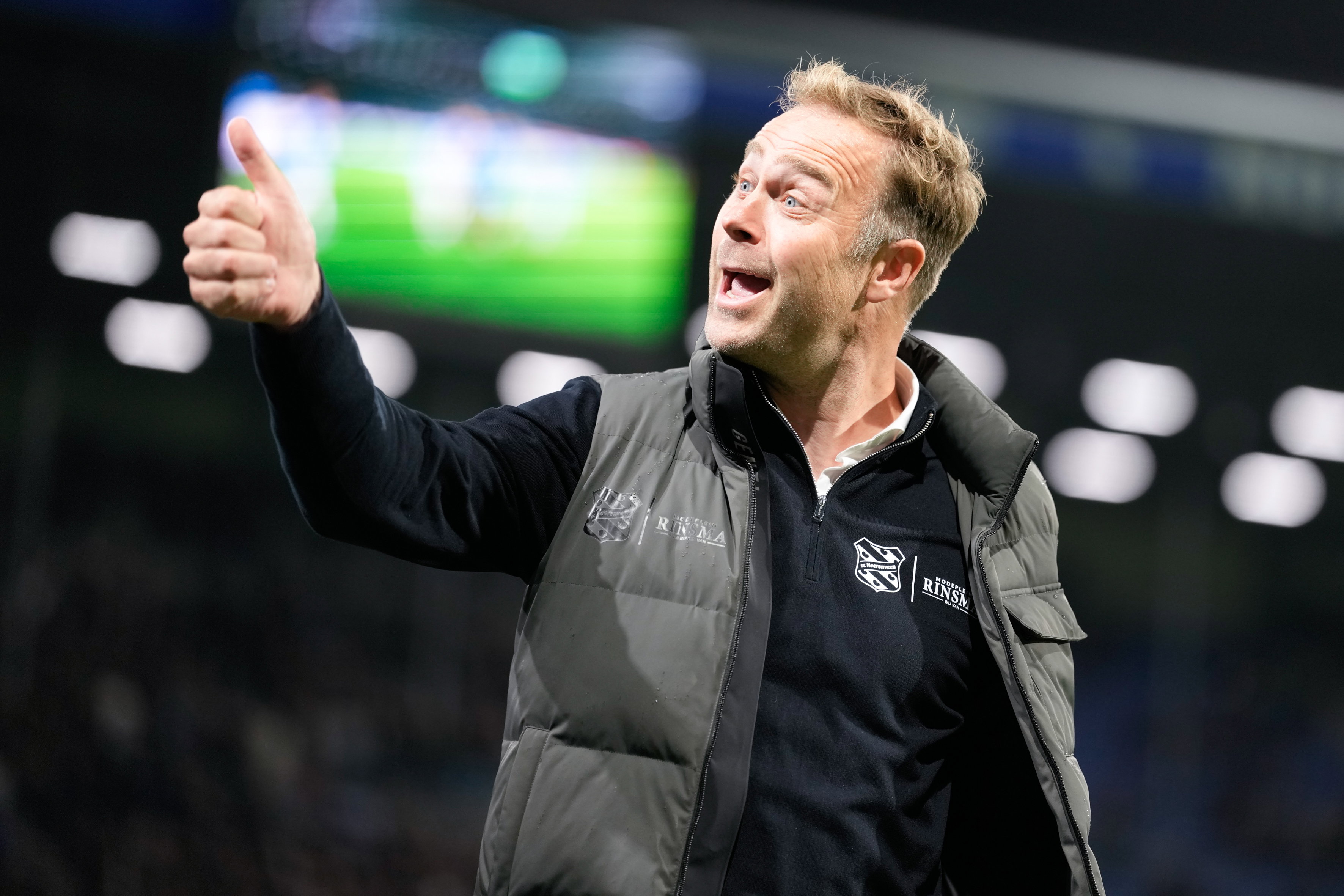 Robin Veldman steekt een duim op