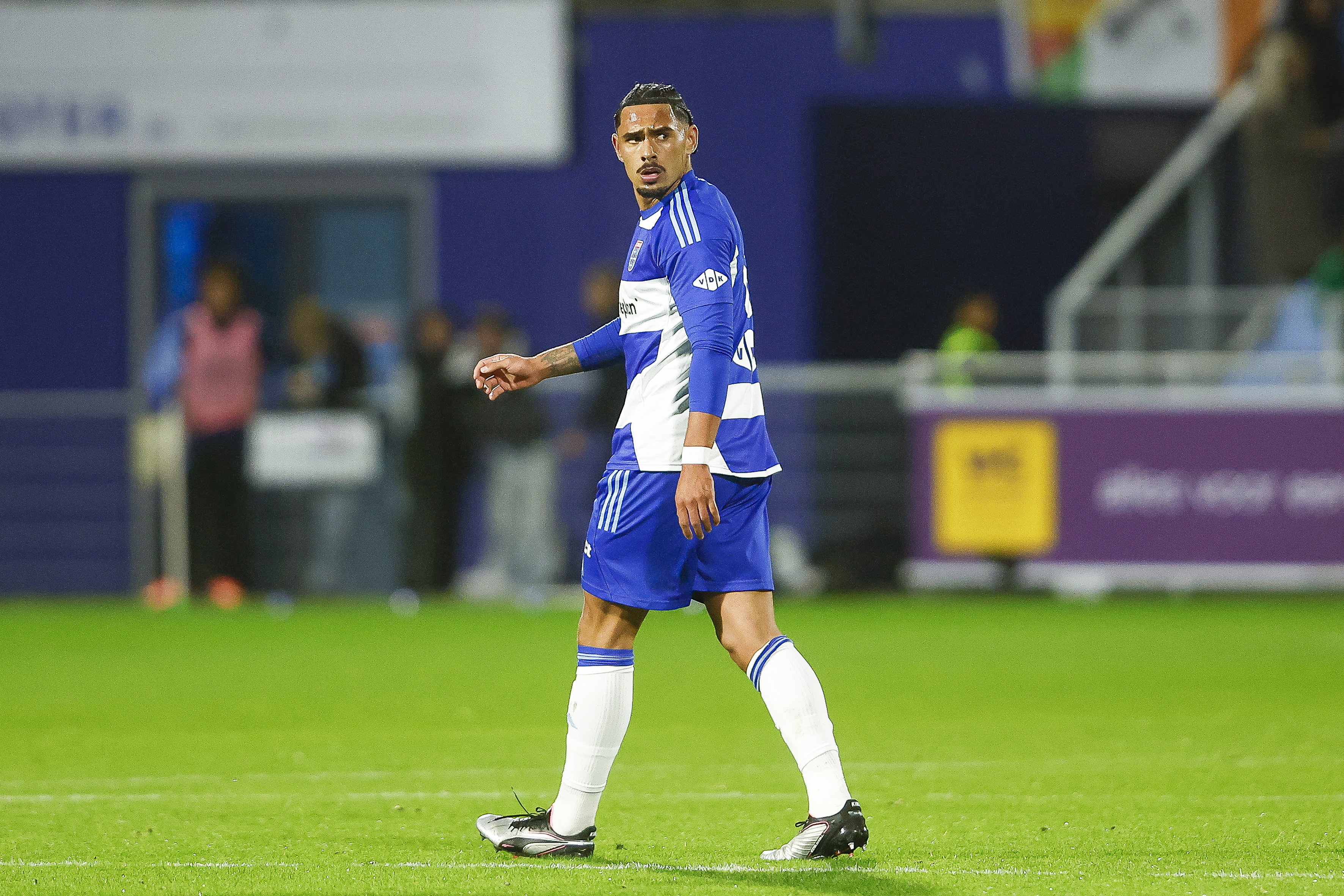 Tristan Gooijer verlaat het veld na zijn rode kaart tegen PSV