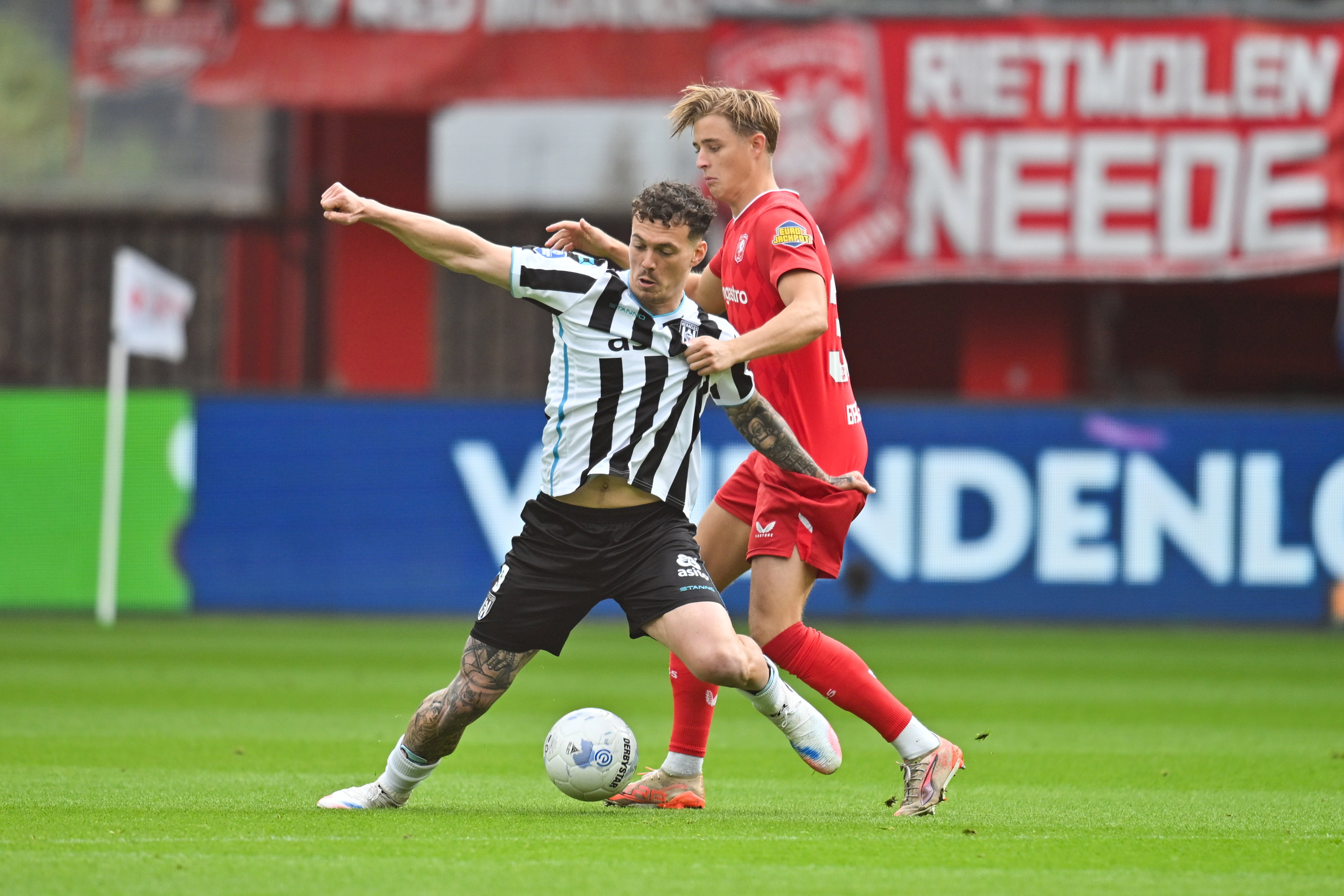 Jizz Hornkamp in duel met Max Bruns