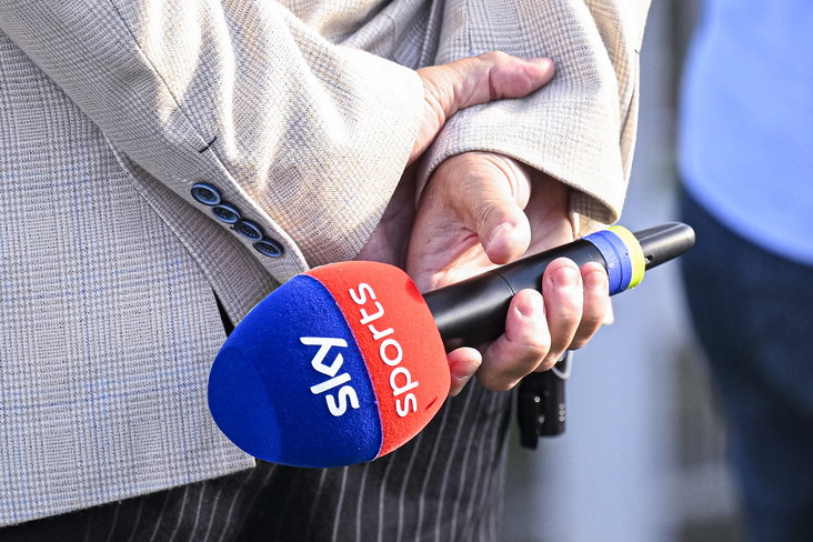 Het logo van Sky Sports op een microfoon