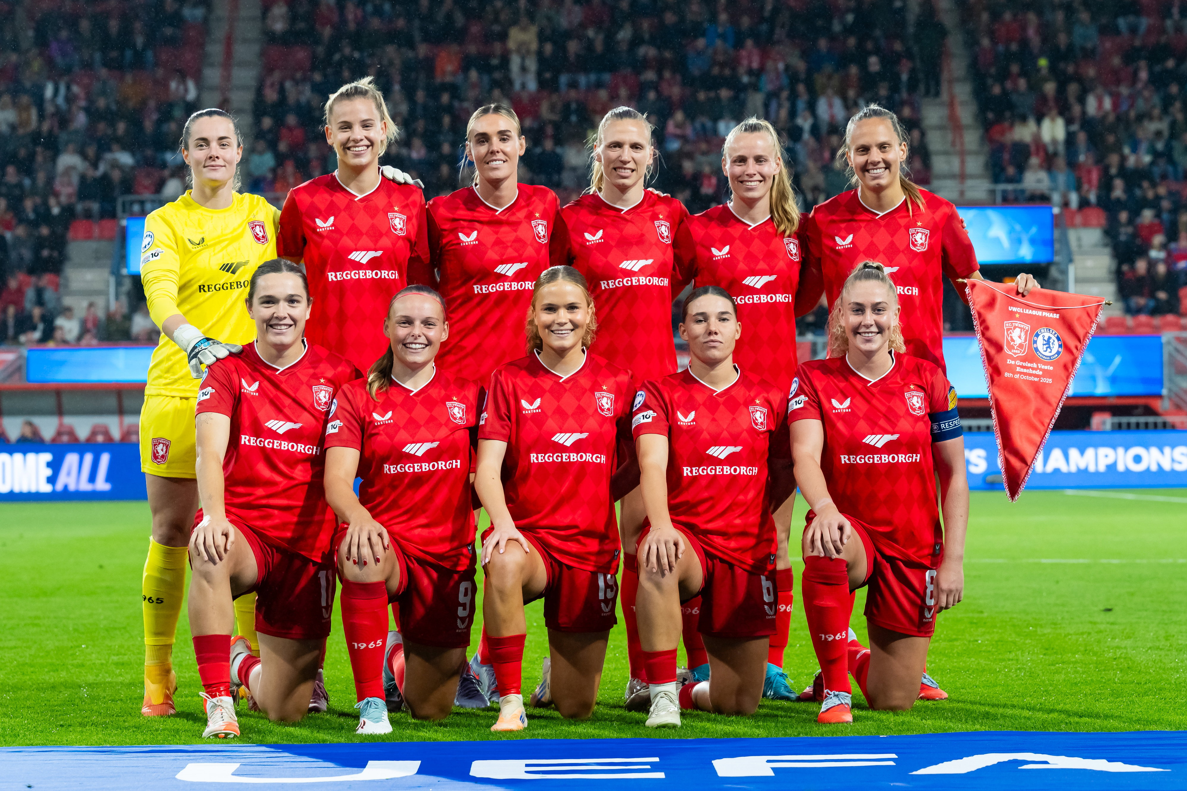 De speelsters van FC Twente voorafgaand aan het duel met Chelsea