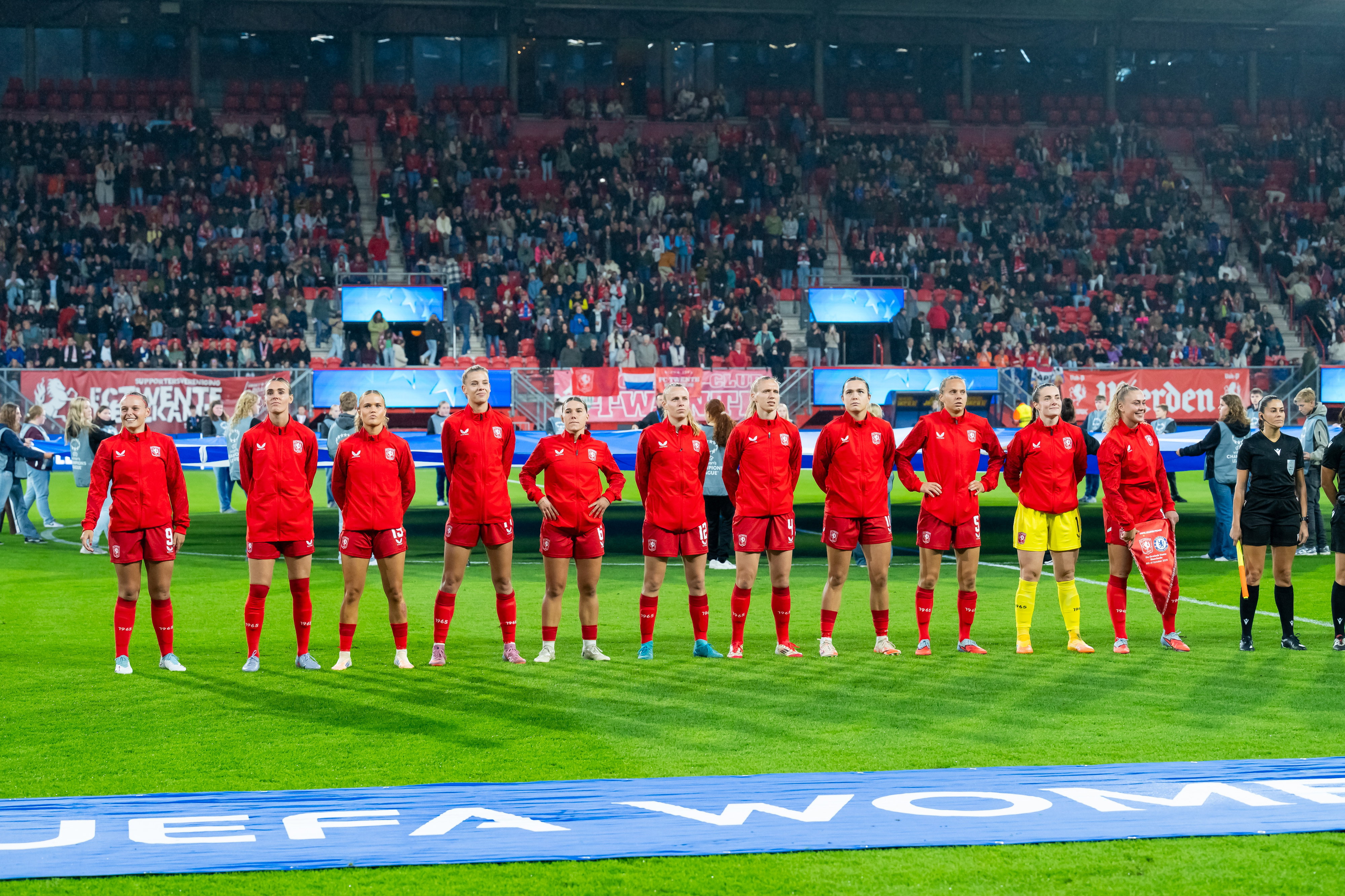 De speelsters van FC Twente voorafgaand aan het duel met Chelsea