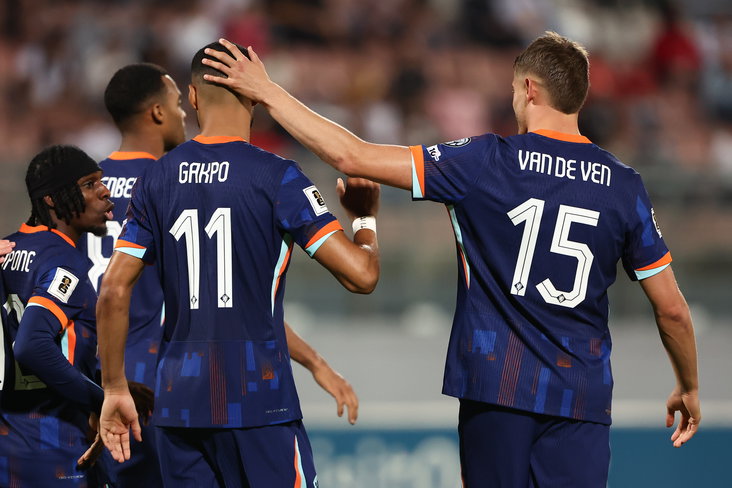 Cody Gakpo viert treffer met Micky van de Ven