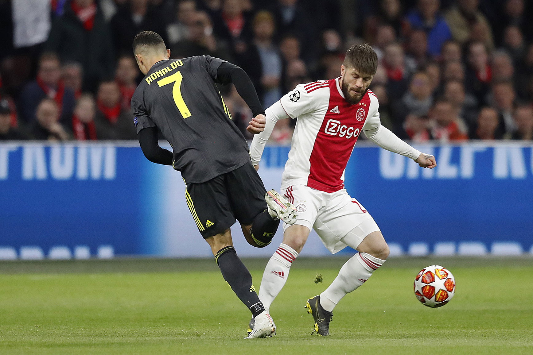 Lasse Schöne pakt de bal af van Cristano Ronaldo