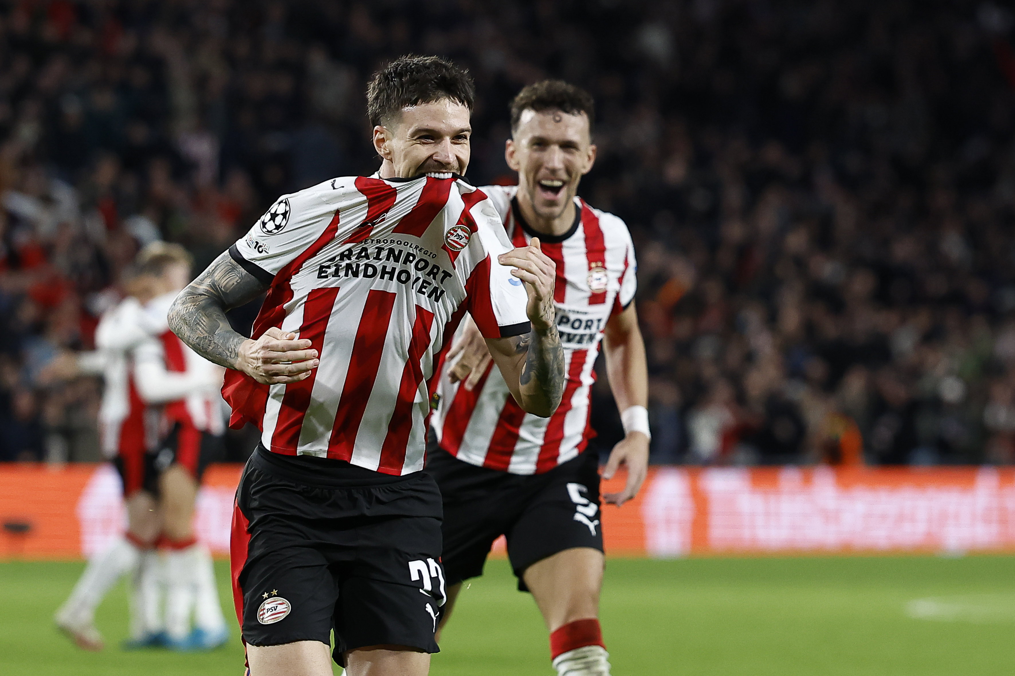 Dennis Man na zijn tweede goal tegen Napoli