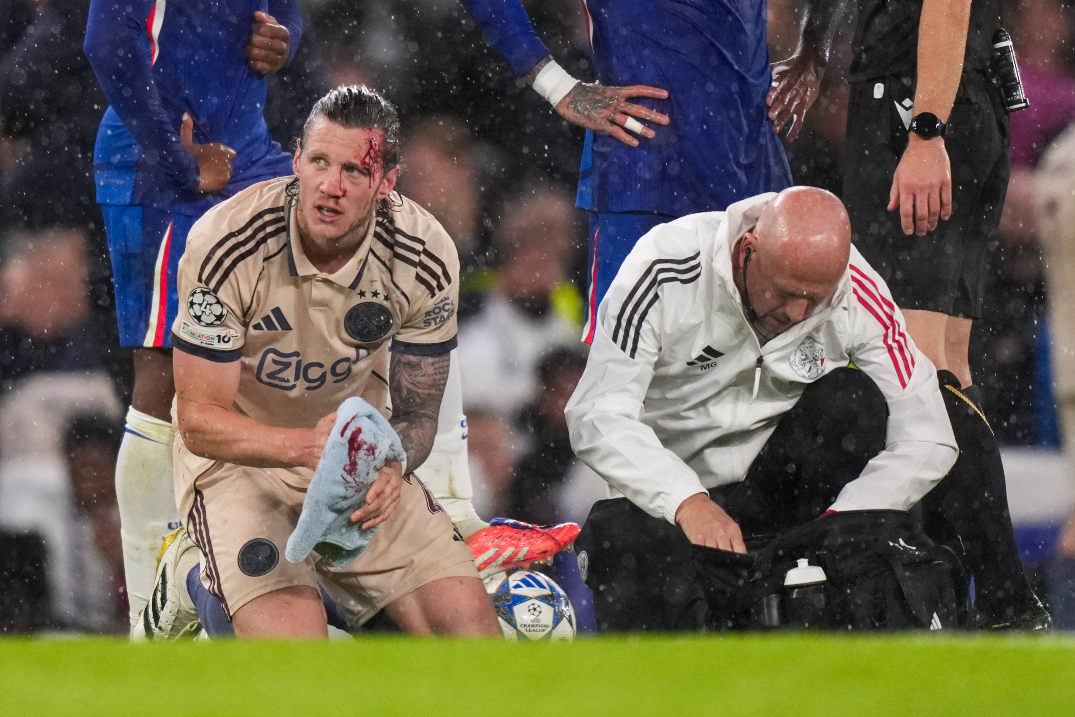 Wout Weghorst heeft bloed aan zijn hoofd bij Chelsea