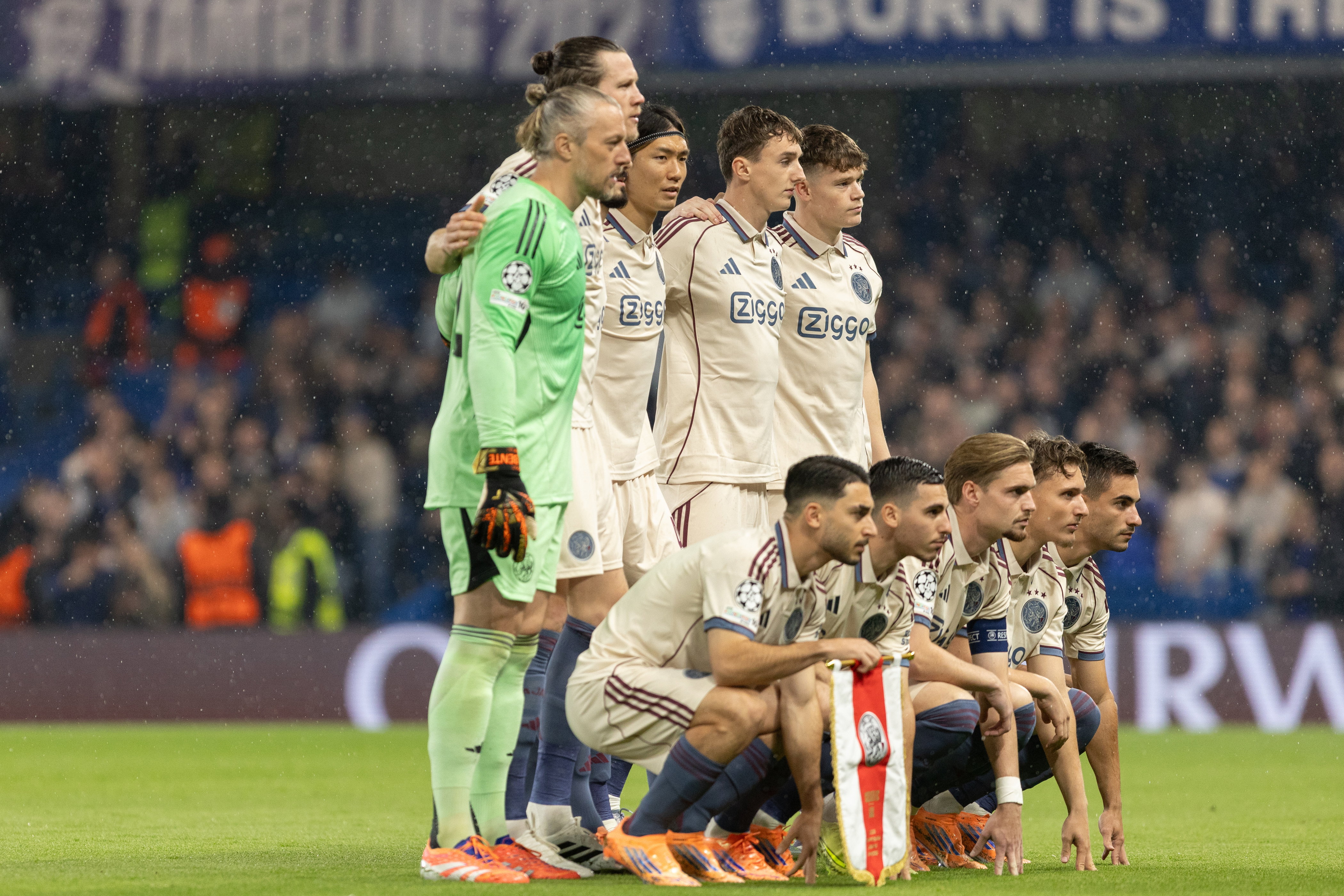 Ajax voorafgaand aan het het duel tegen Chelsea