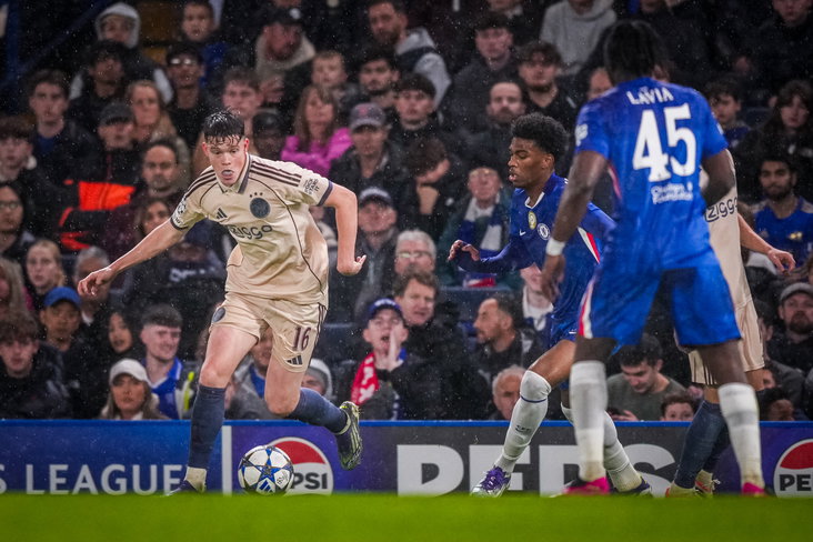 James McConnell in actie tegen Chelsea