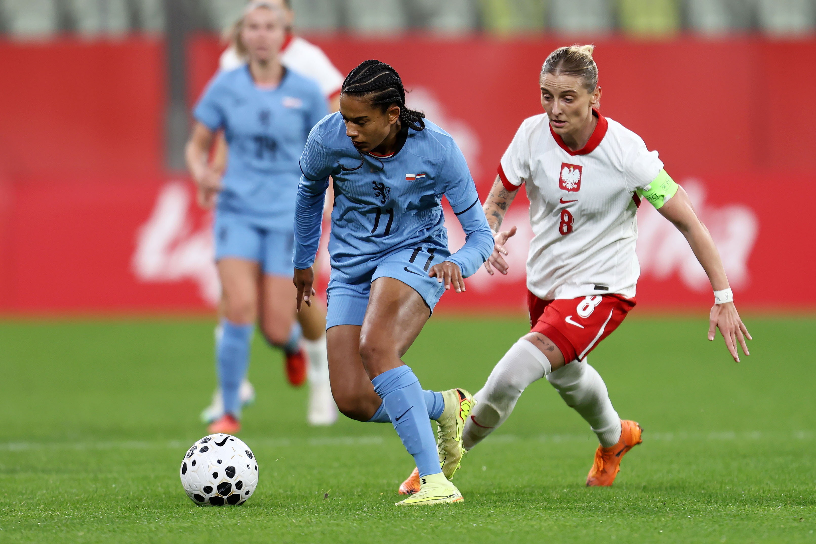 Esmee Brugts aan de bal tegen Polen