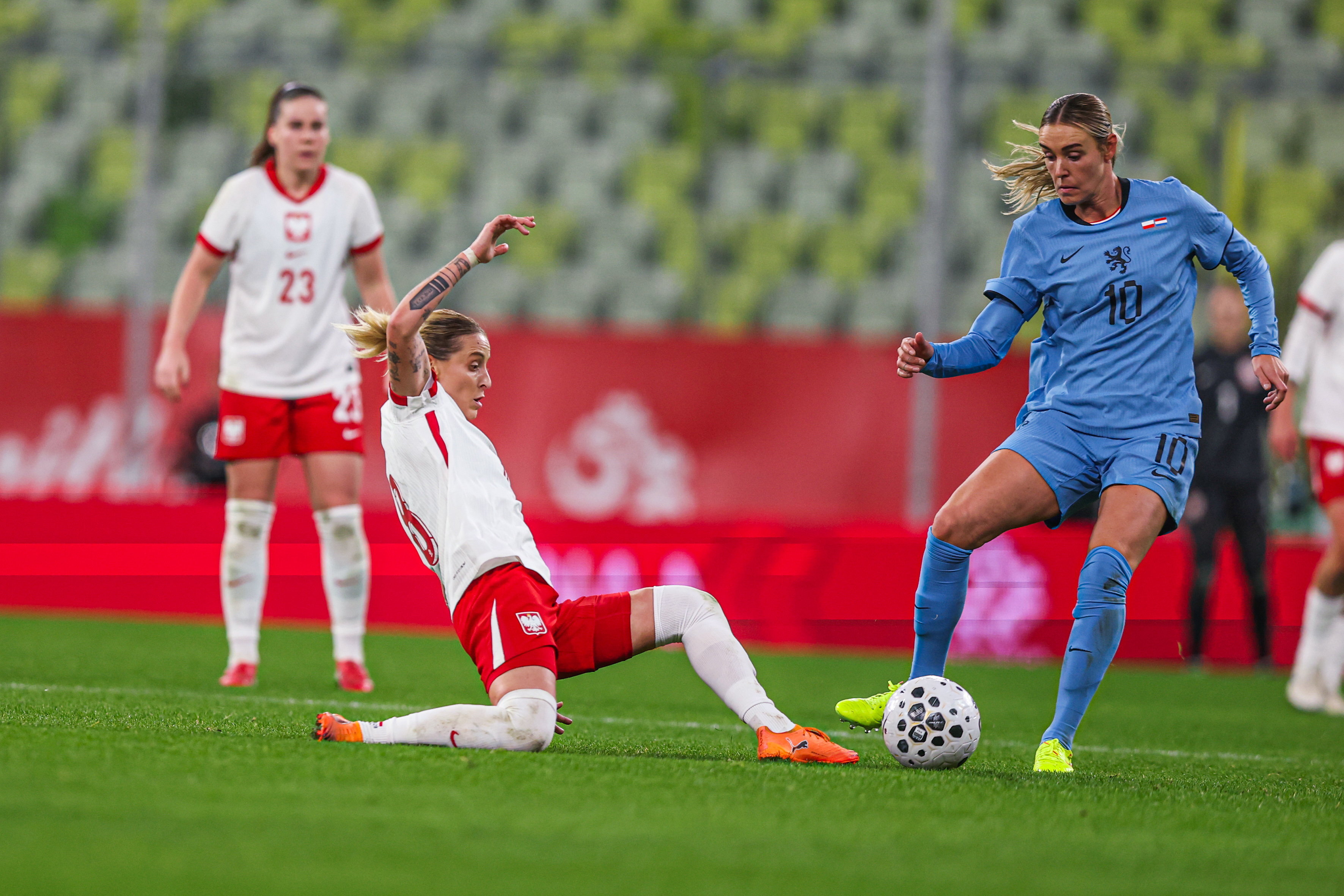 Jill Roord aan de bal tegen Polen