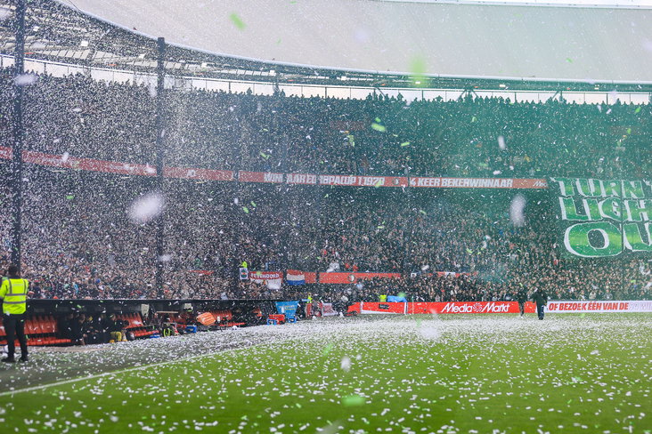 Confetti op het veld bij Feyenoord-PSV