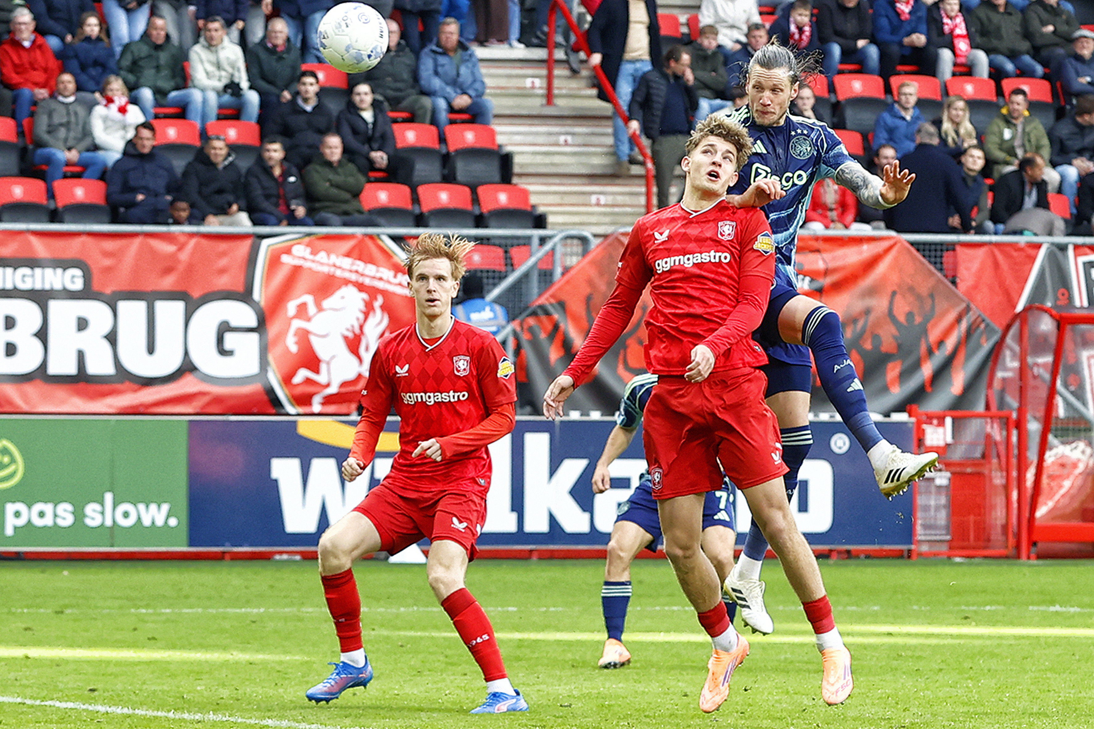 Ruud Nijstad verliest het kopduel van Wout Weghorst