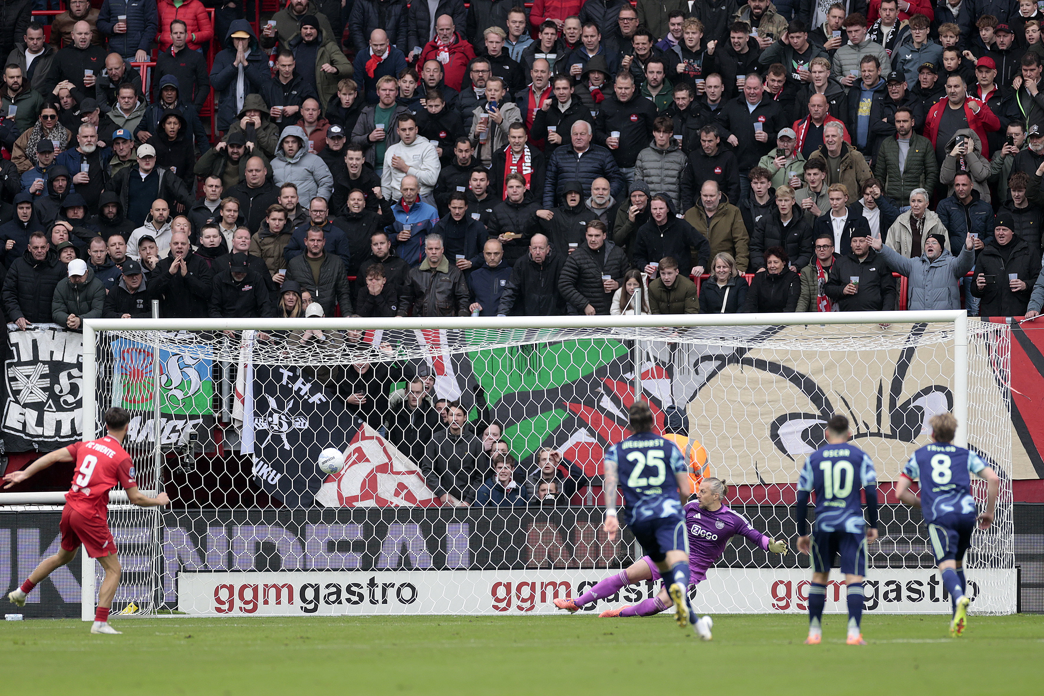 Ricky van Wolfswinkel scoort tegen Ajax