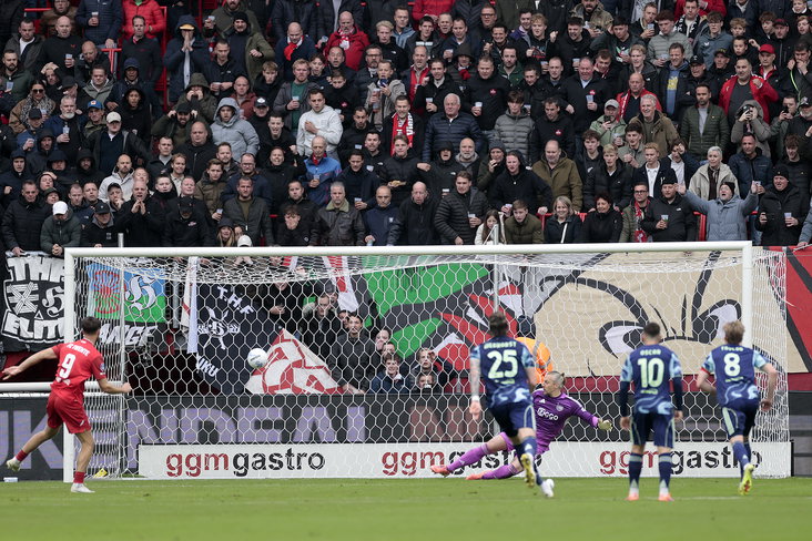 Ricky van Wolfswinkel scoort tegen Ajax