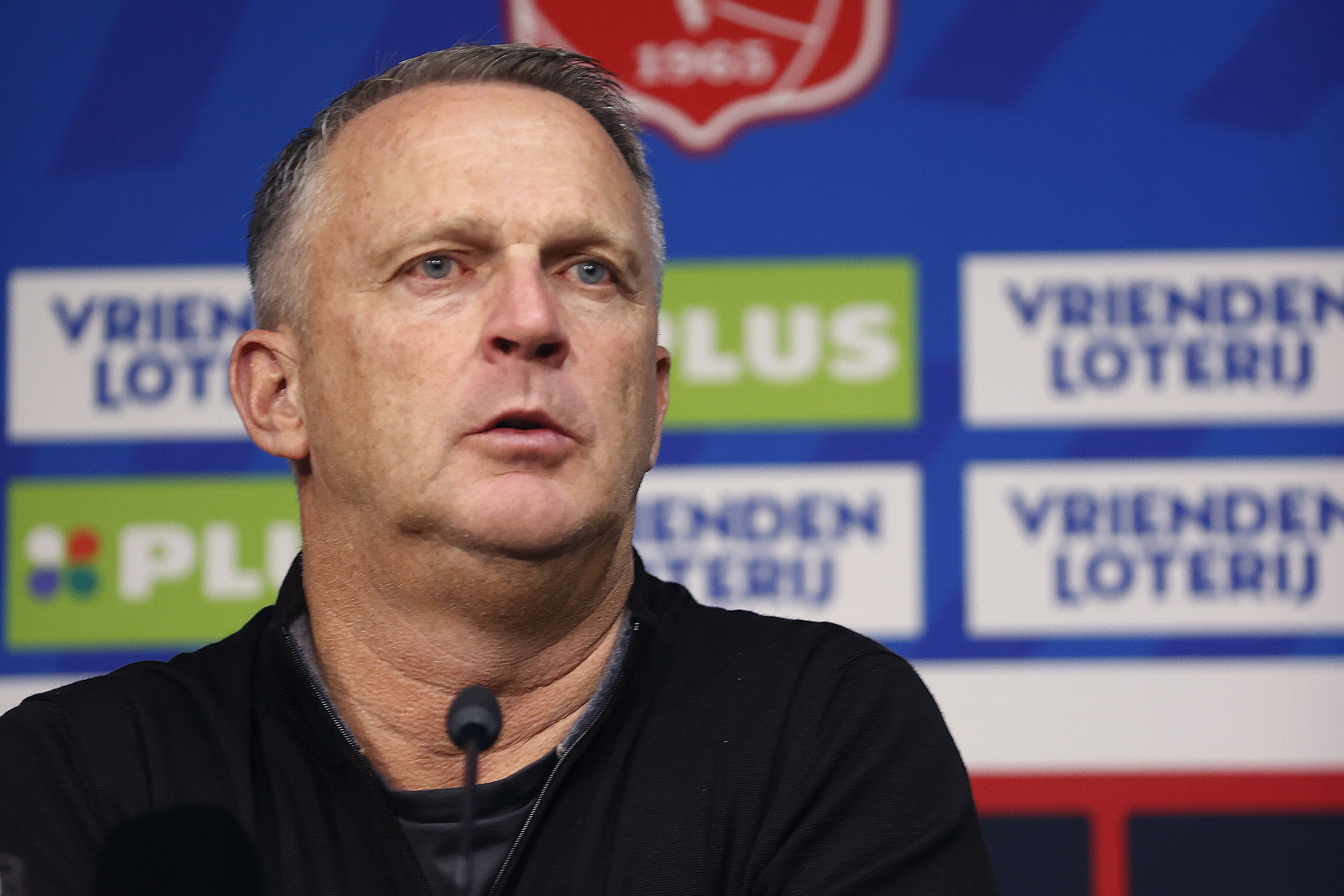 John van den Brom tijdens een persconferentie