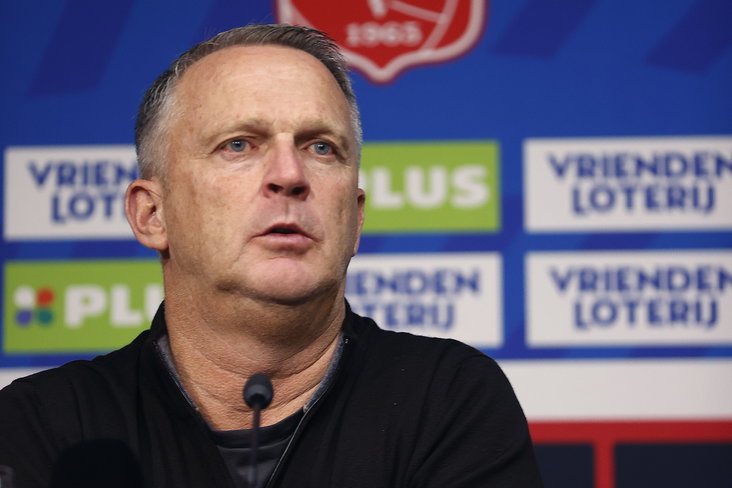 John van den Brom tijdens een persconferentie