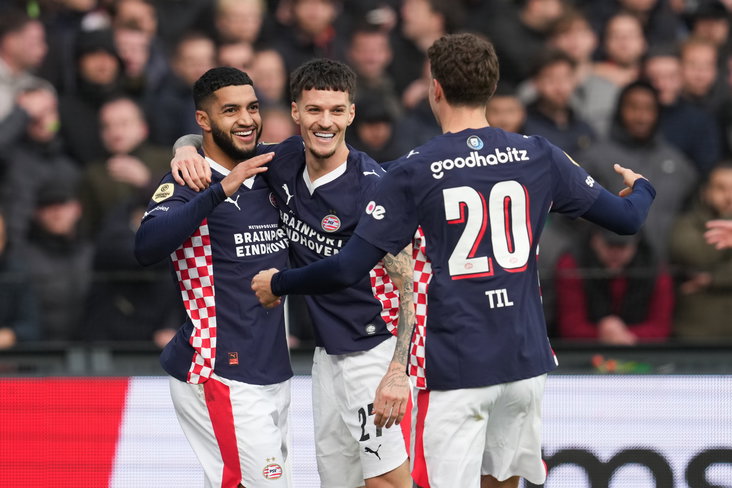 Saibari, Man en Til juichen na een doelpunt van PSV