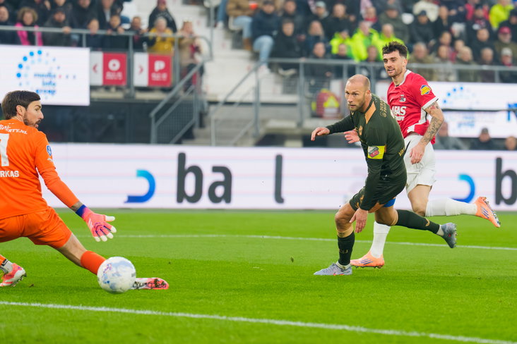 Barkas en Van der Hoorn kijken toe bij de goal van Parrott