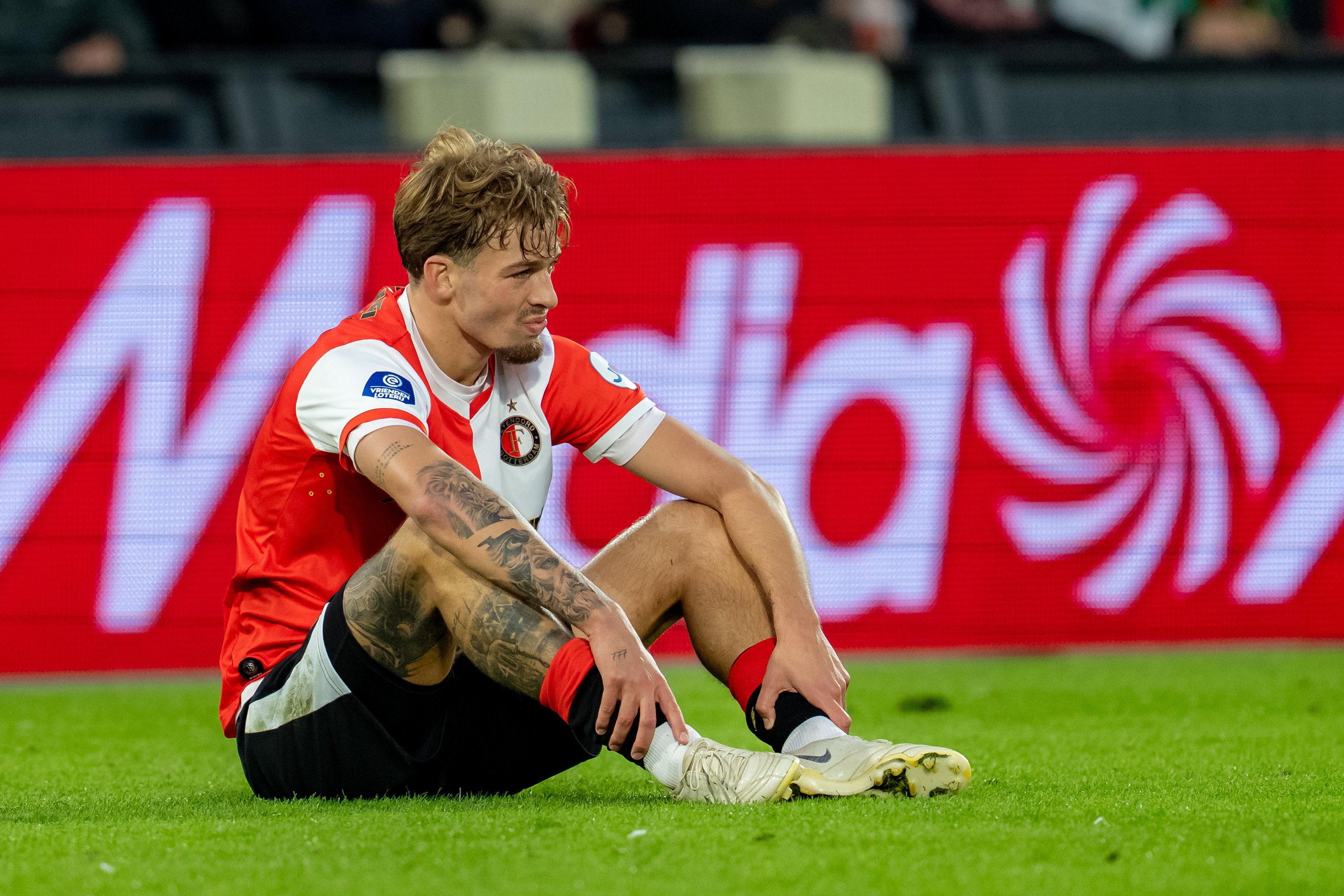 Luciano Valente zit verslagen op de grond