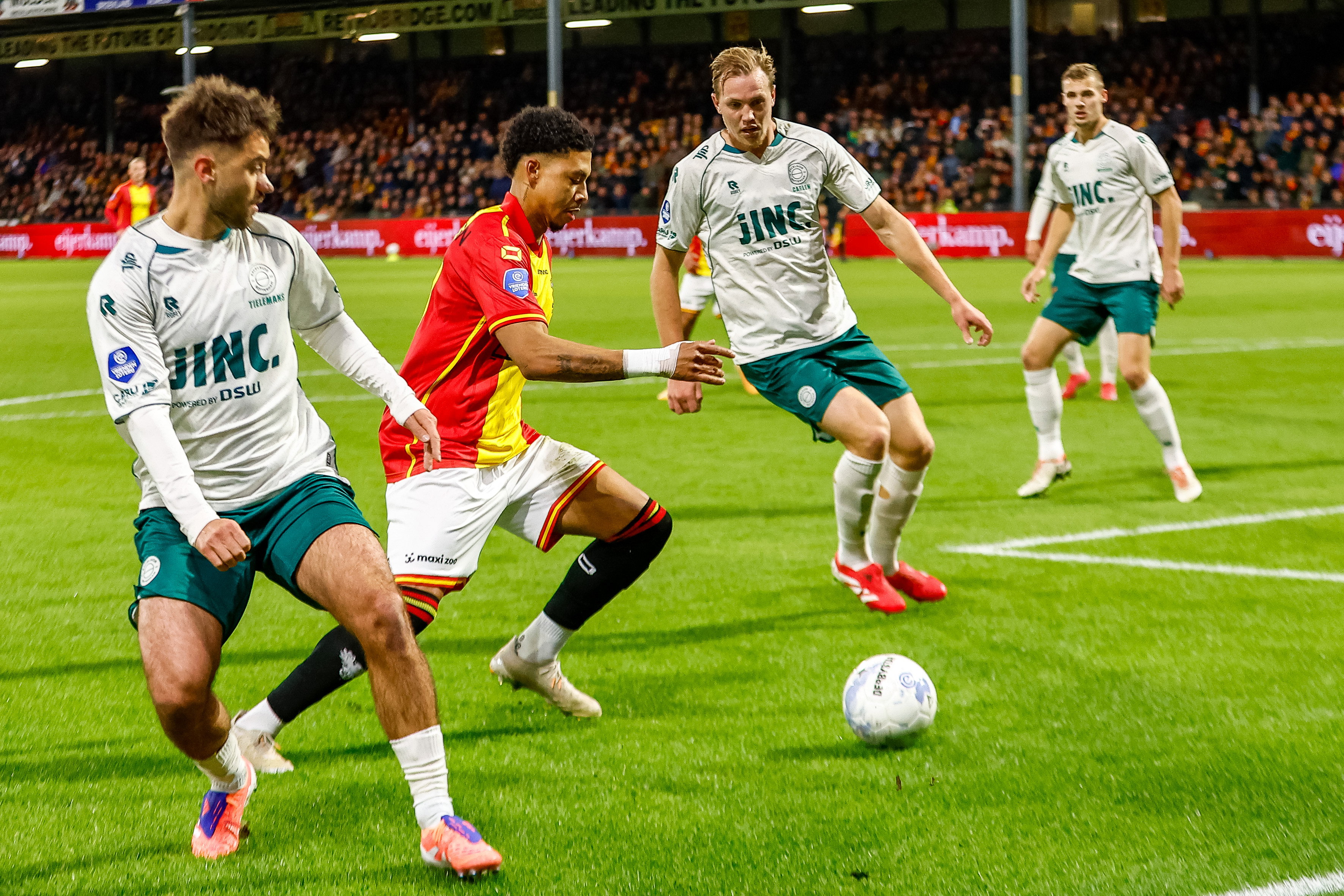 Richonell Margaret in duel met spelers van Excelsior