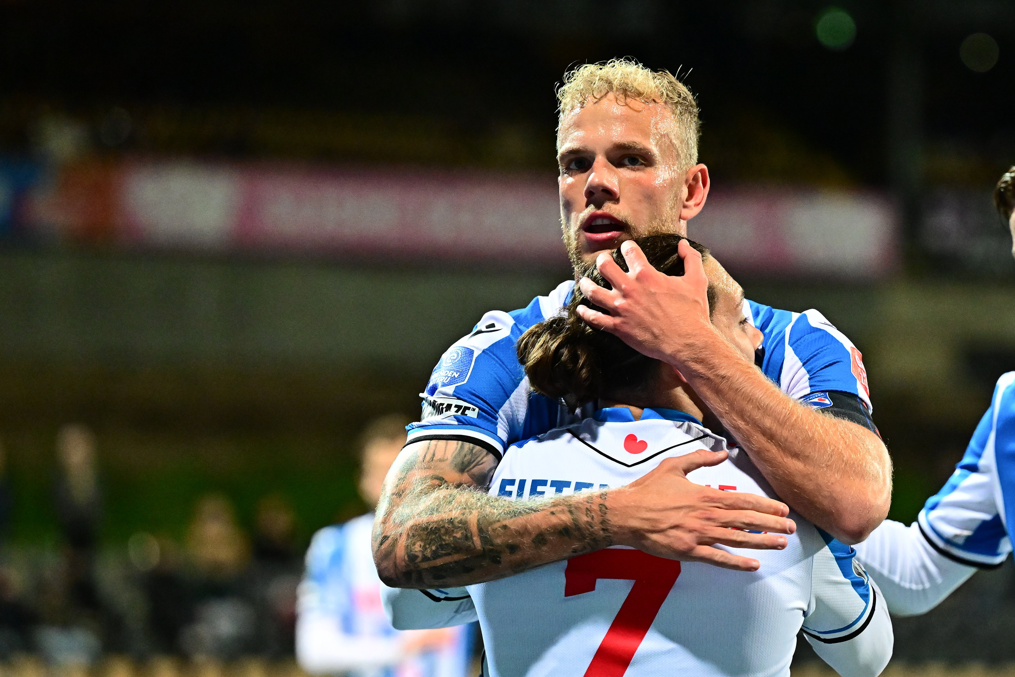 Luuk Brouwers omhelst Maxence Rivera