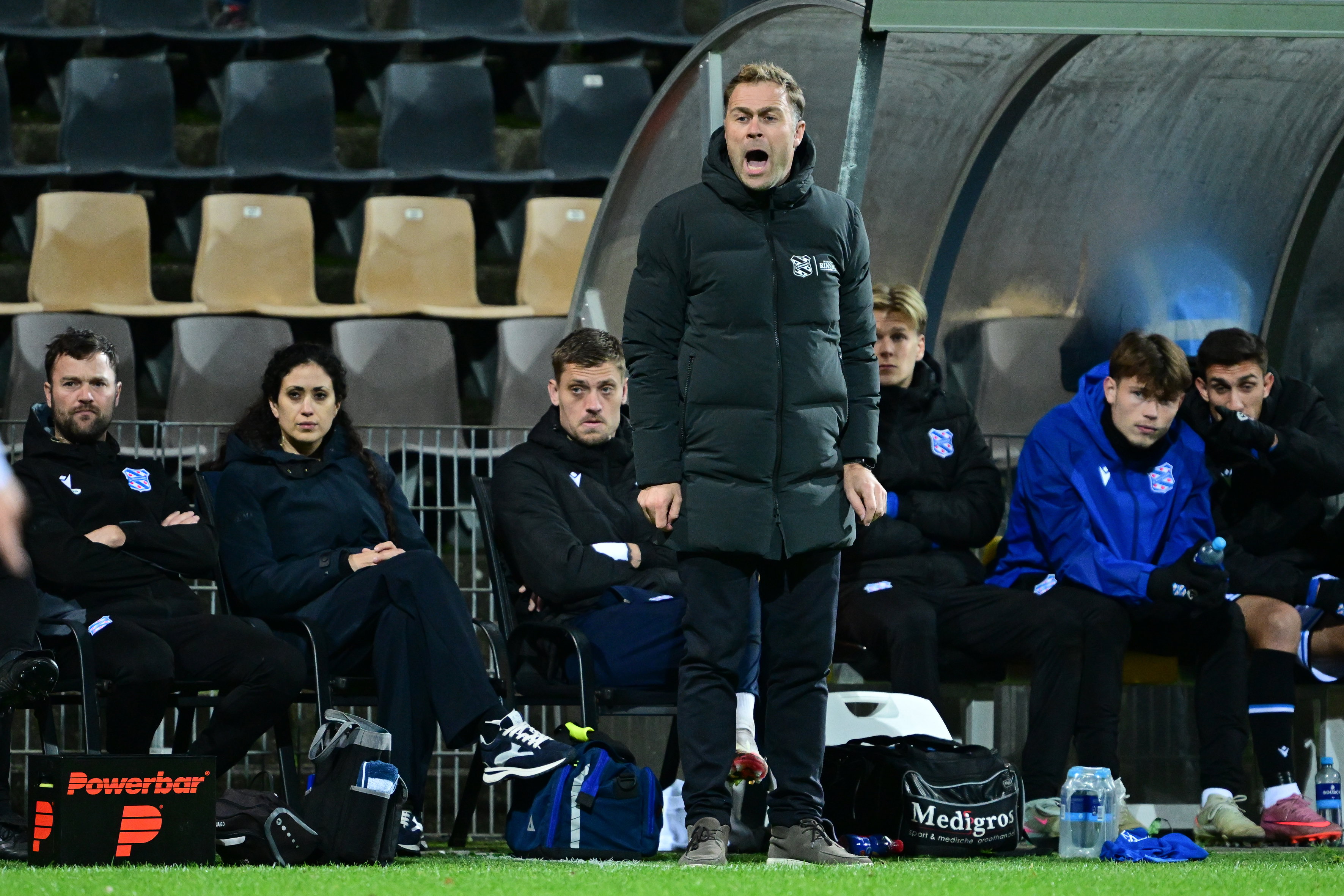 Robin Veldman schreeuwend langs de zijlijn