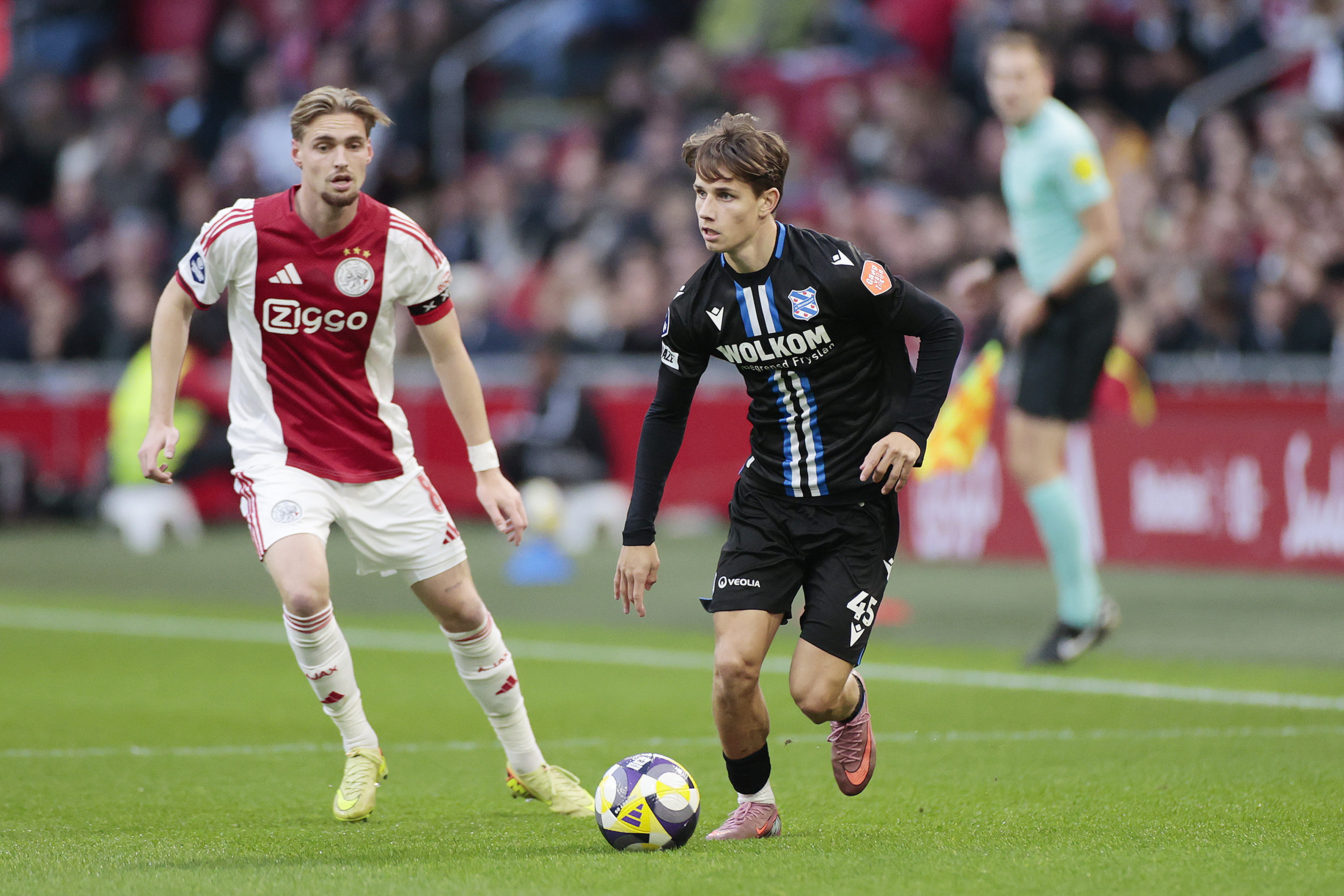 Oliver Braude aan de bal, Kenneth Taylor kijkt toe