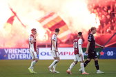 Ajax - SC Heerenveen gestaakt door vuurwerk