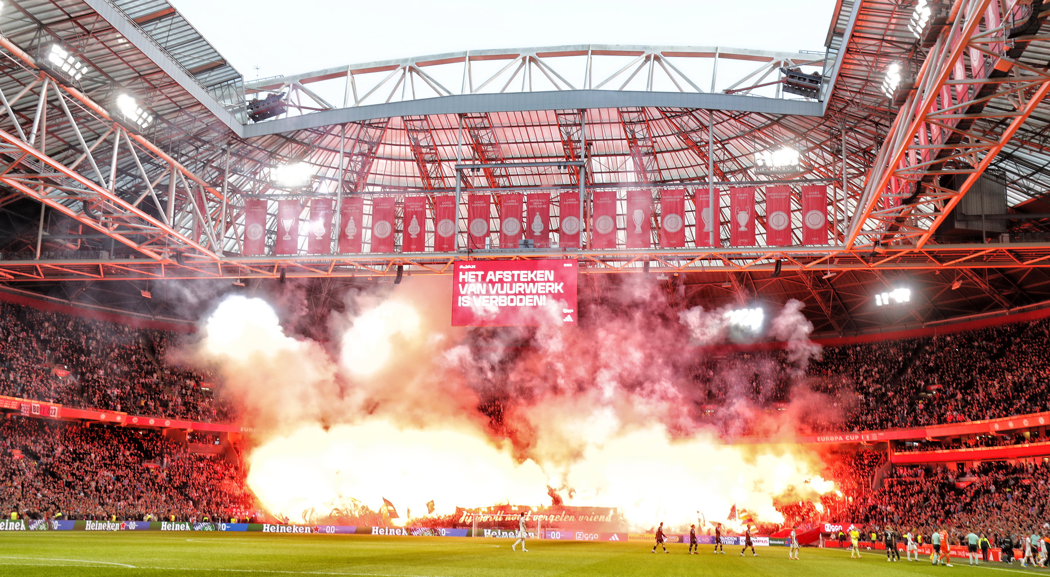 Vuurwerk als eerbetoon aan overleden Ajax-supporter Paddy.