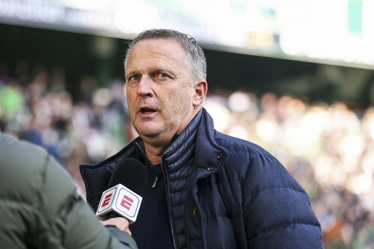 John van den Brom bij de microfoon van ESPN