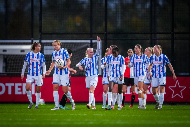 SC Heerenveen juicht na een goal tegen Feyenoord